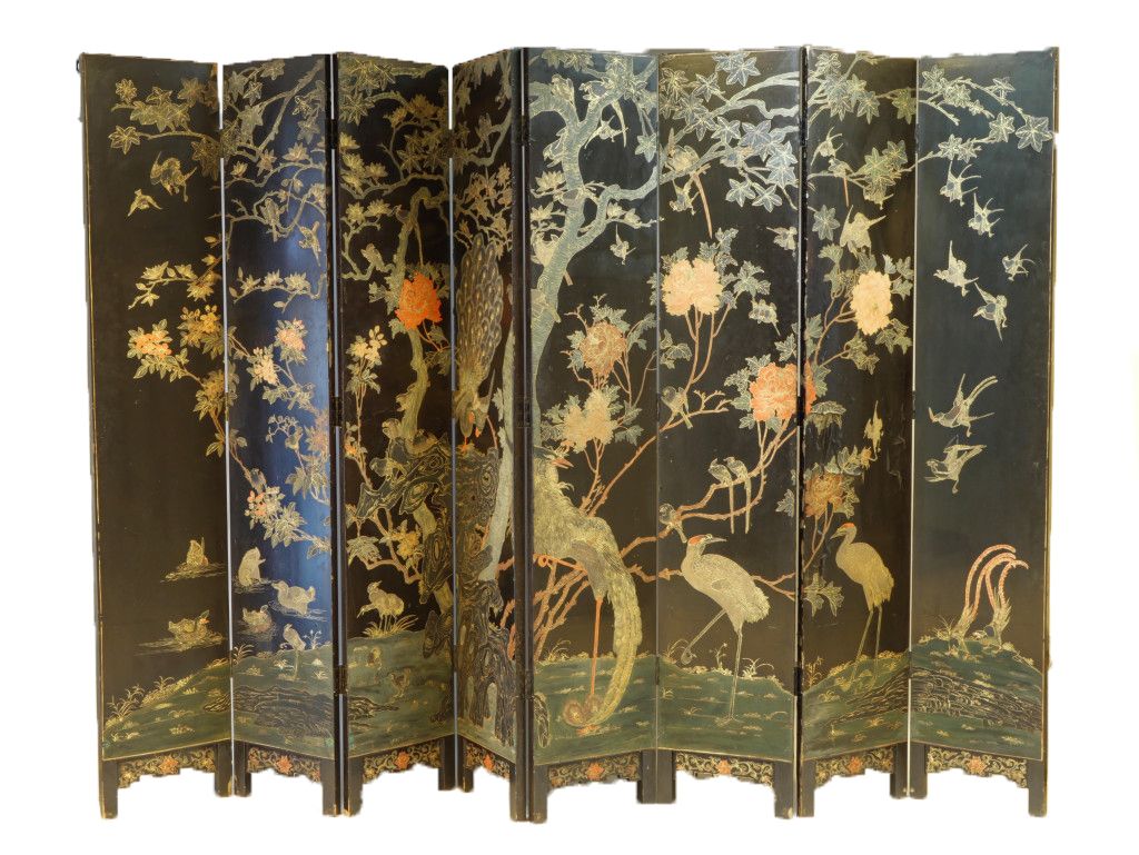Null 中国，19世纪末，大型八叶漆木屏风，有孔雀和鸟类204.5 x 304厘米（每叶38厘米）。磨损：缺乏和电梯