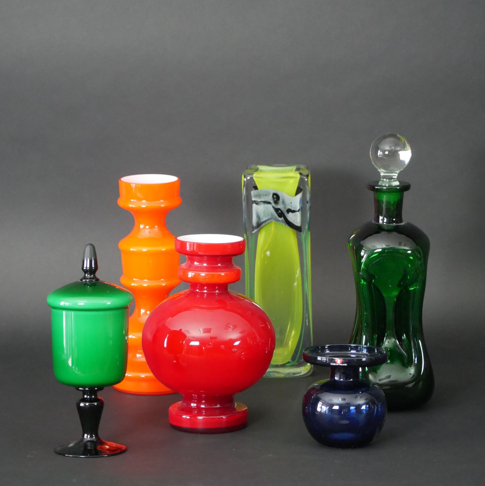 Null RUPEL. Ensemble de trois pièces en verre opalin coloré dont un vase orange,&hellip;