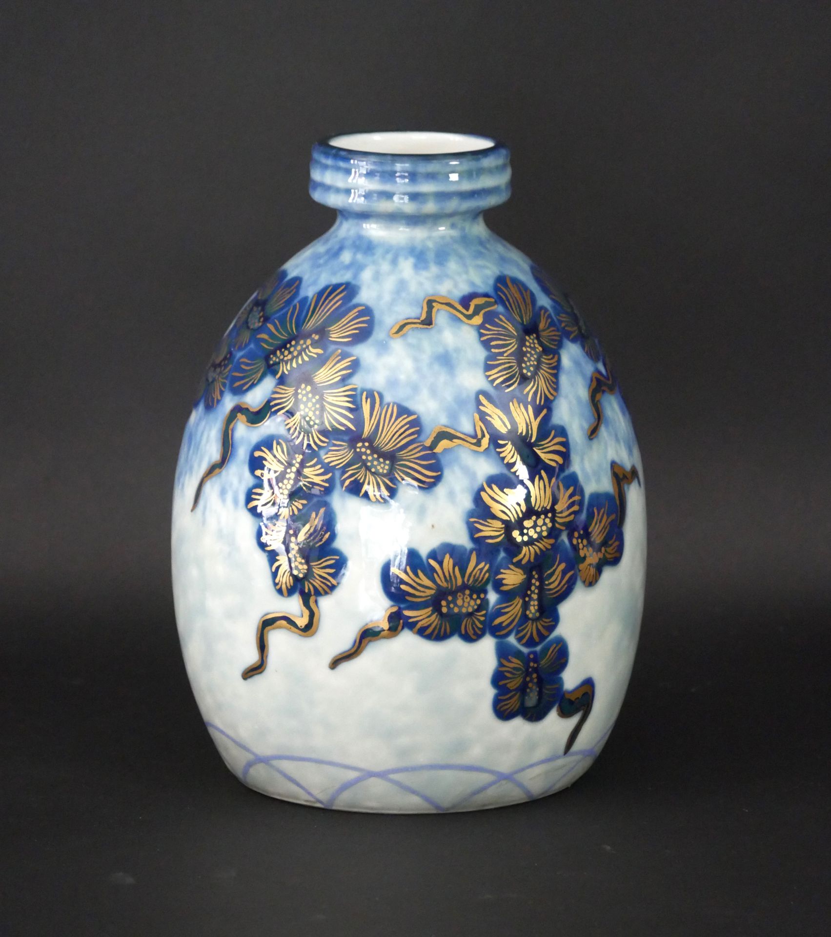 Null 法国LIMOGES，G. BOCQUET工作室，蓝色单色瓷瓶，有花卉装饰和镀金亮点，有E.L字样，背面有签名。 高度：26厘米
