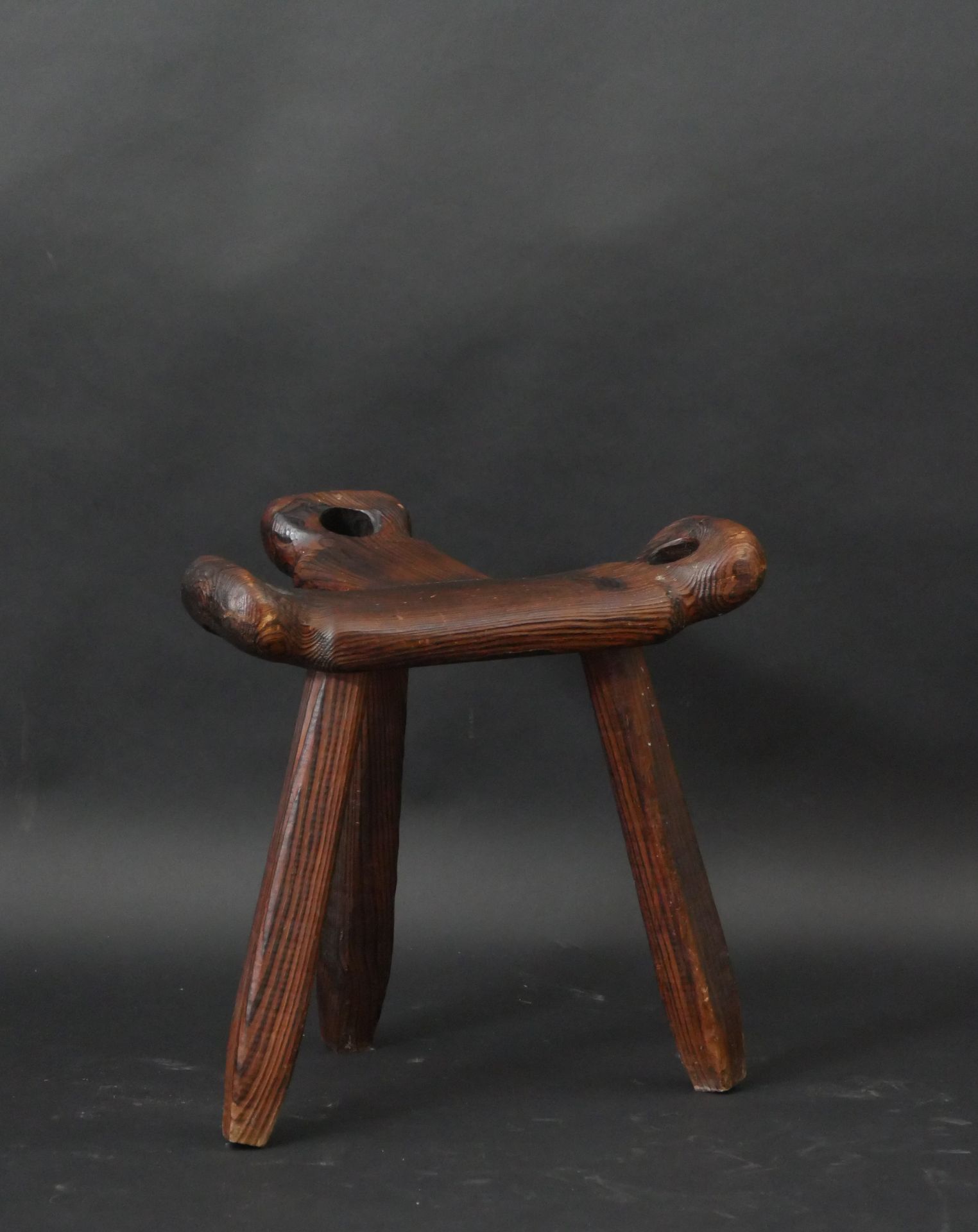 Null Tripod TABOURET of Brutalist style. 43,5 x 44 x 33 cm