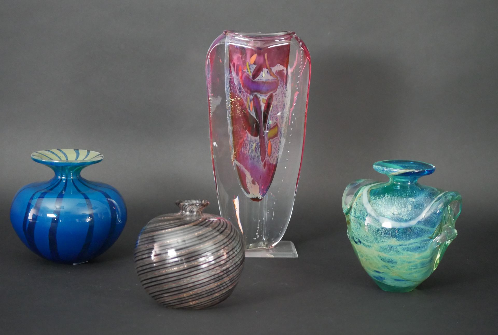 Null 一套玻璃器皿包括三个花瓶，一个瓶子和一个硫磺。