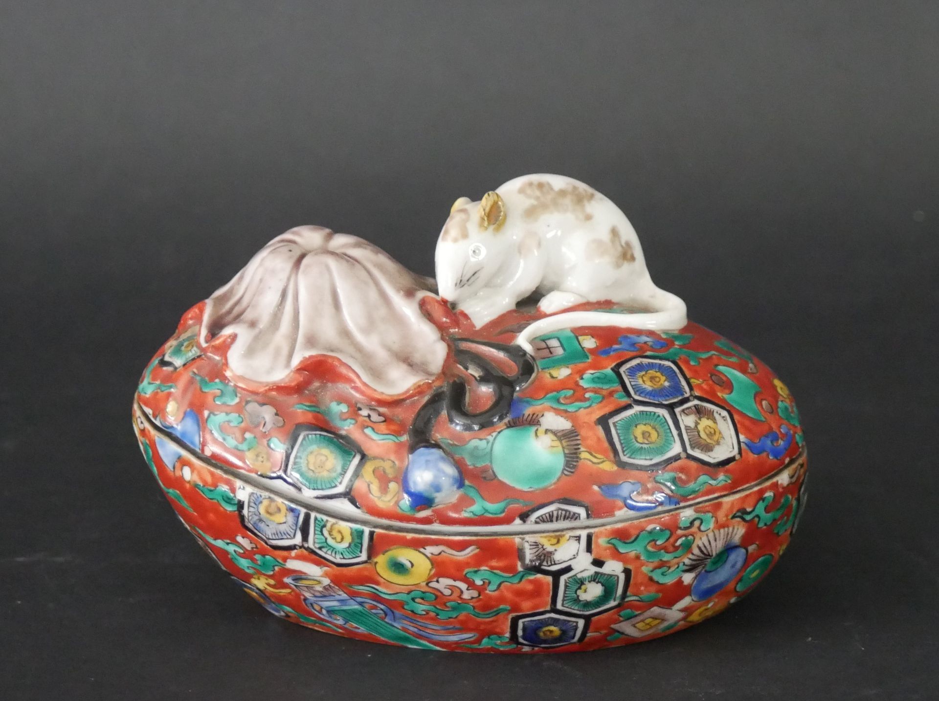 Null Covered porcelain box with polychrome decoration enriched with a mouse and &hellip;
