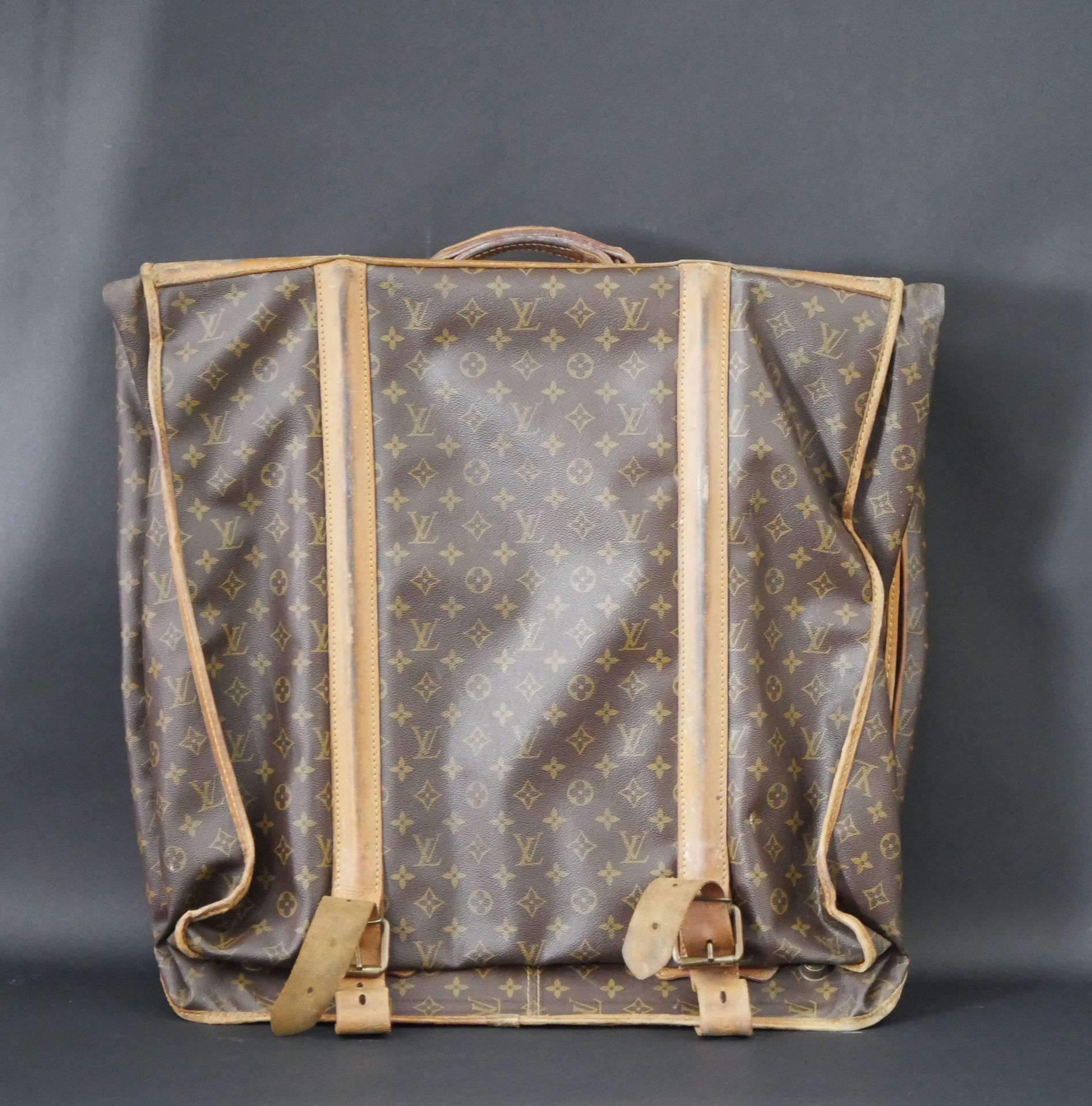 Null Louis VUITTON. Travel cover for clothes in monogrammed canvas with leather &hellip;