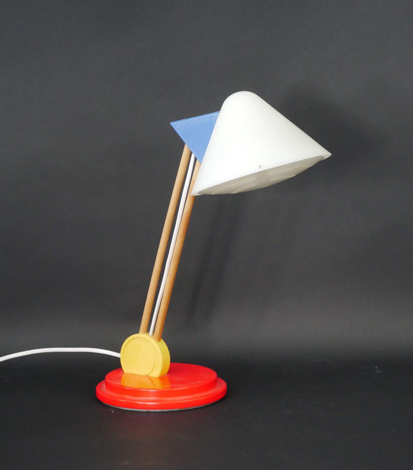 Null LAMPE DE BUREAU Vintage, modèle Memphis créé pour Ikea vers 1980. Haut.: de&hellip;