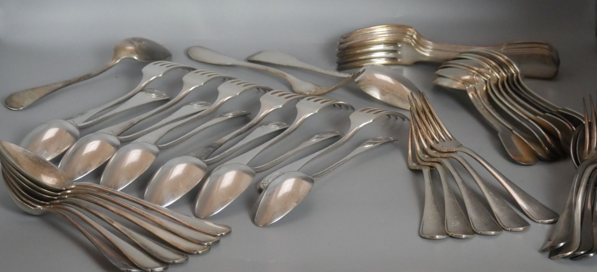 Null CHRISTOFLE.部分镀银餐具，主要是单层模型，包括6个带ecu de la Jarretière的餐具。