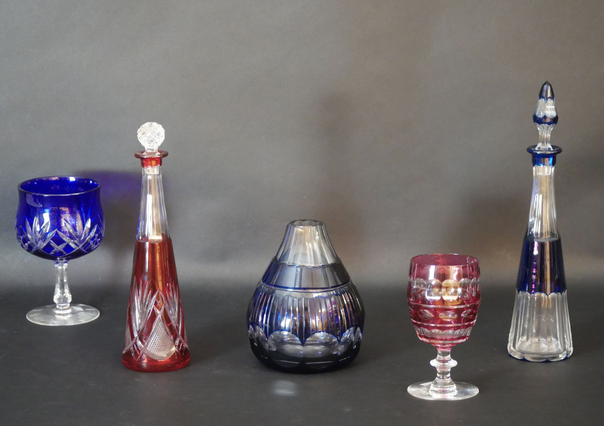 Null Val Saint Lambert.一套水晶制品包括两个醒酒器（其中一个有塞子），一个有粉色双色装饰的玻璃杯和一个有蓝色双色装饰的花瓶（颈部有缺口）。&hellip;
