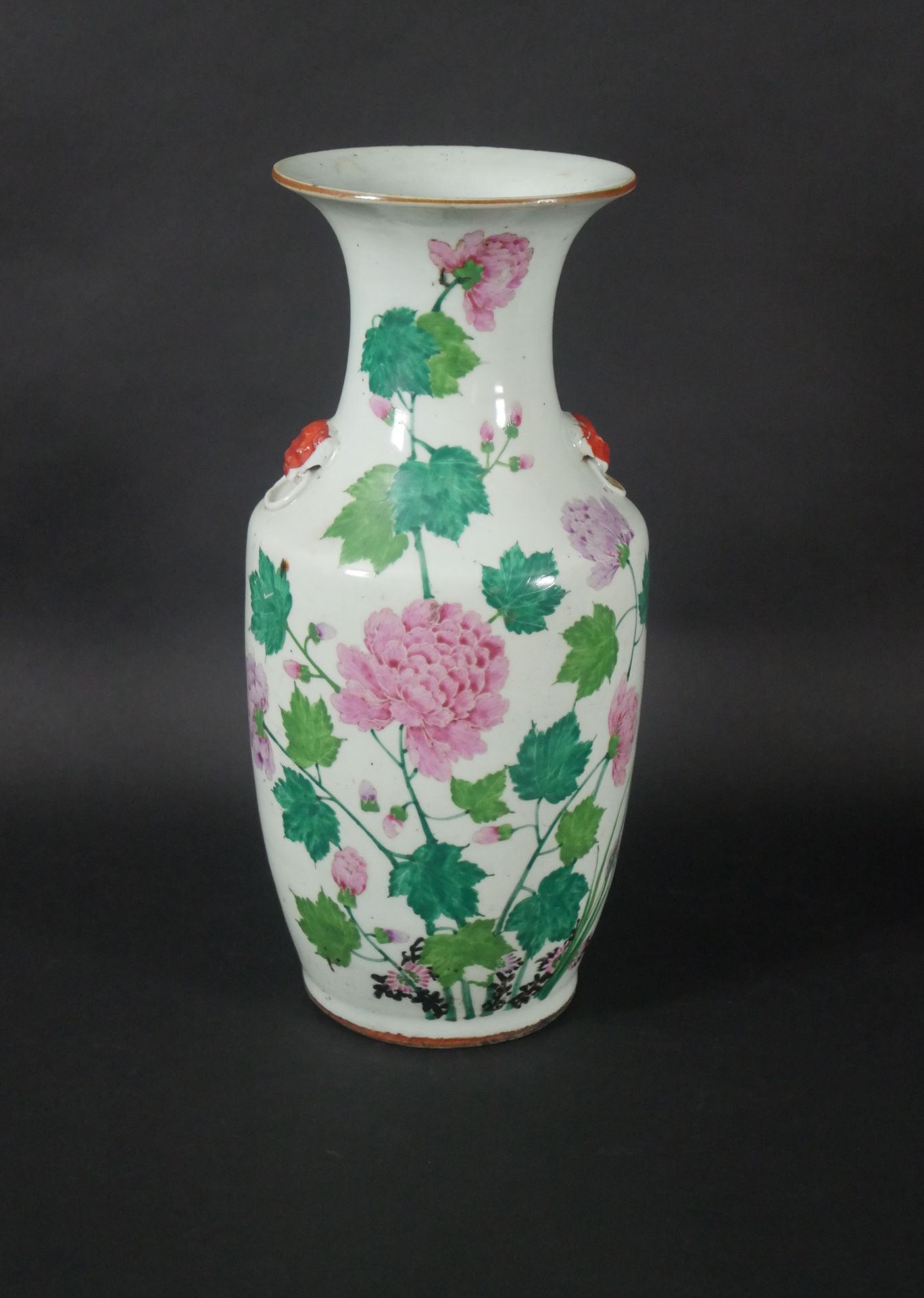 Null CHINA, Minguo period (1912-1949). Vase decorated with a bouquet of peonies &hellip;