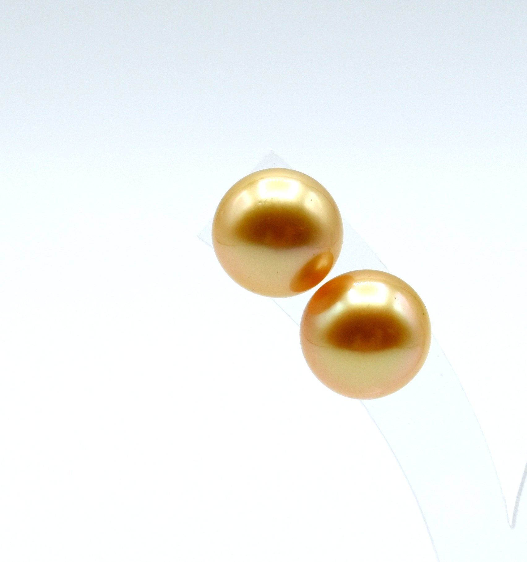 Null 2 boucles d'oreilles en or jaune 18 ct serties de 2 perles des mers du Sud &hellip;