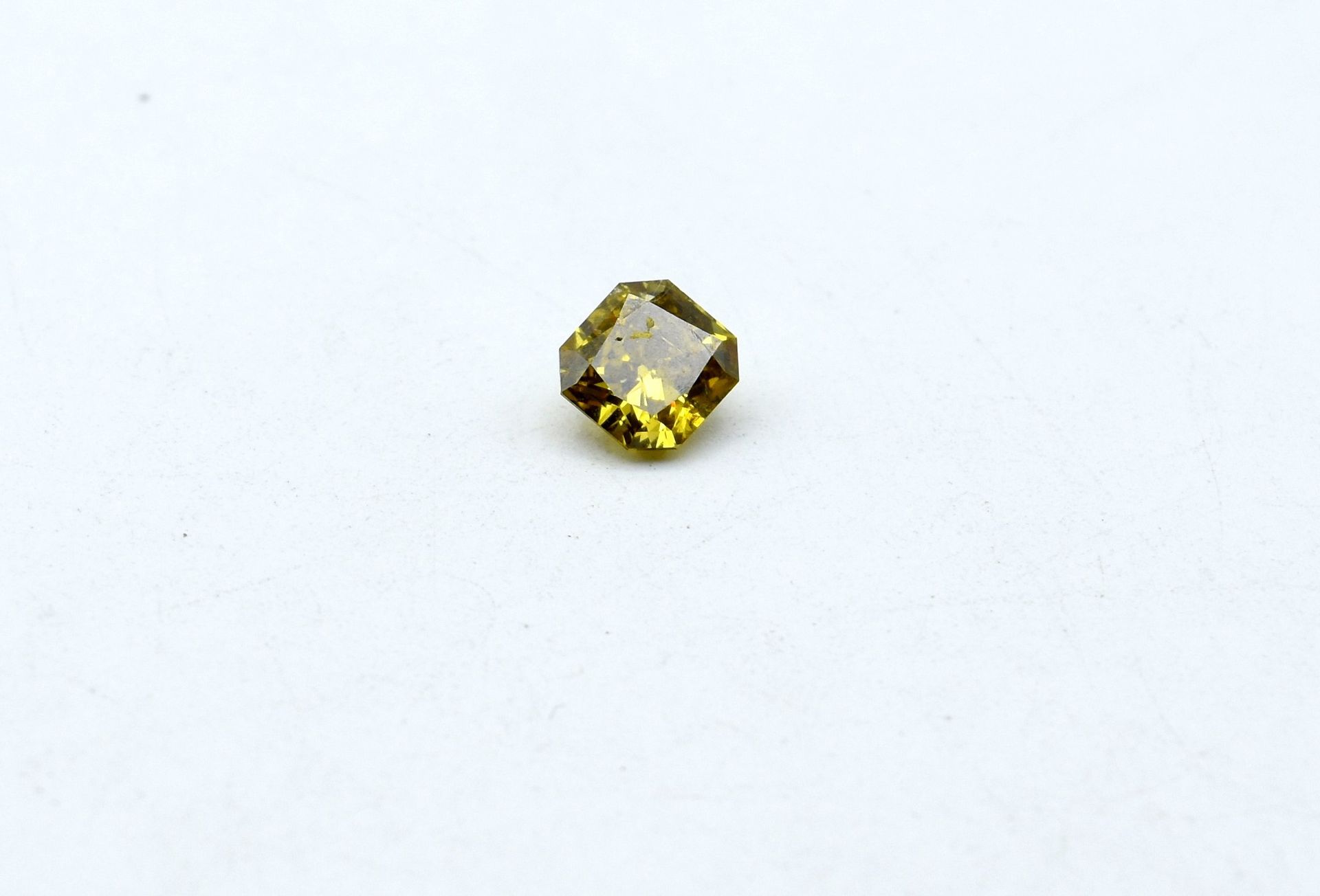 Null Diamant taille radiant Fancy Greenish-Yellow (pierre ébréchée naturellement&hellip;