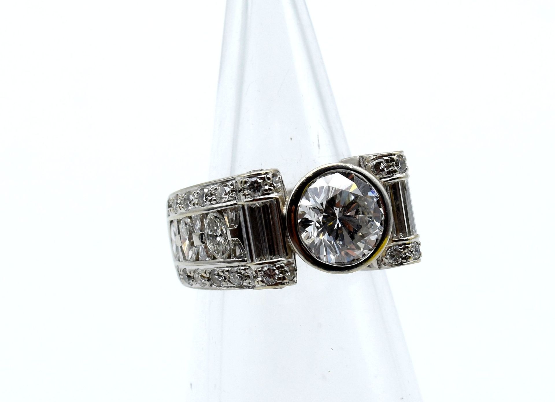 Null Ring aus 18 kt Weißgold, besetzt mit 1 Brillant +/- 2,70 ct, 6 Diamanten mi&hellip;
