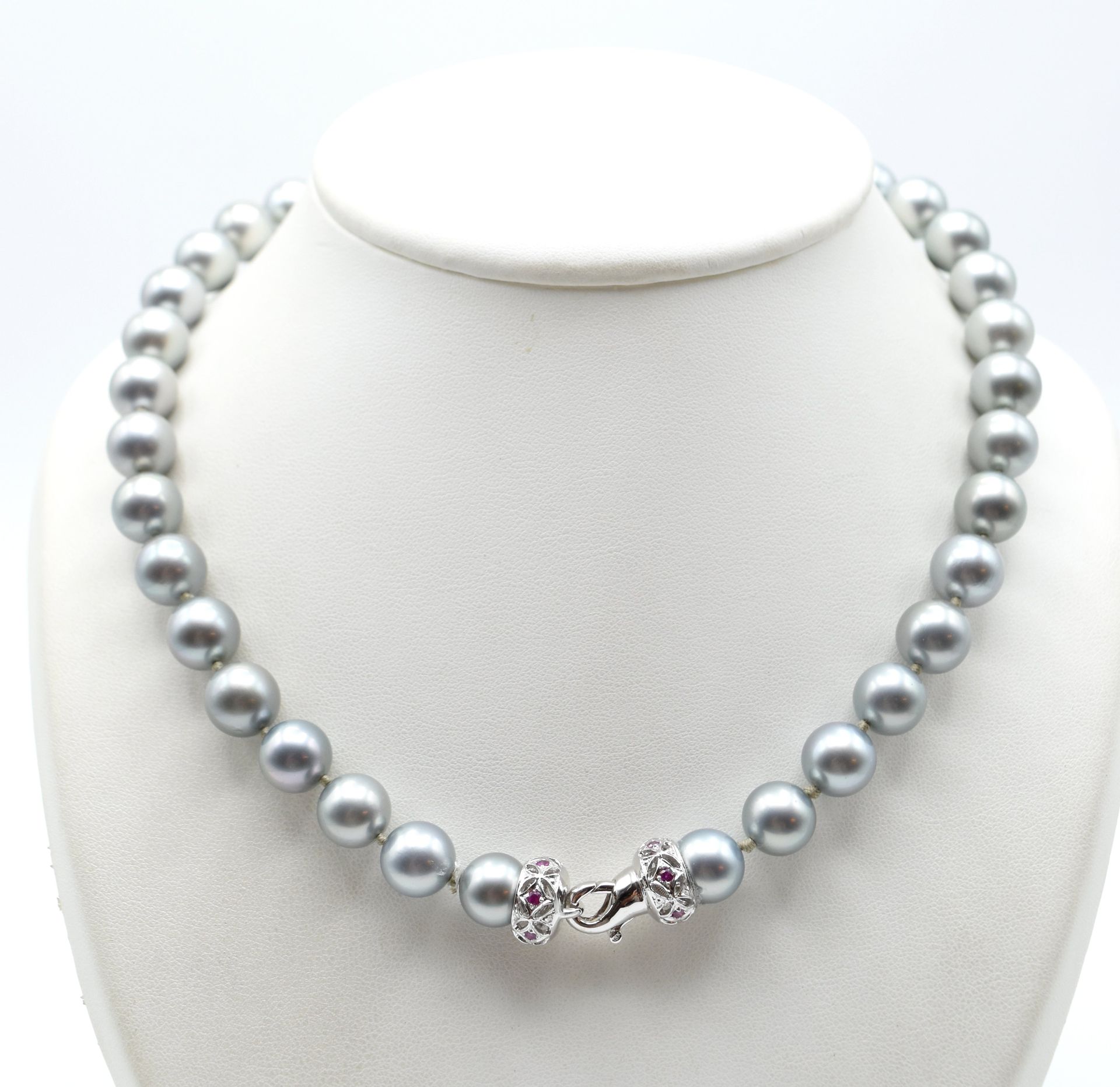 Null Collier de perles grises (+/- 10-12 mm) avec fermoir en or blanc 18 ct (pie&hellip;
