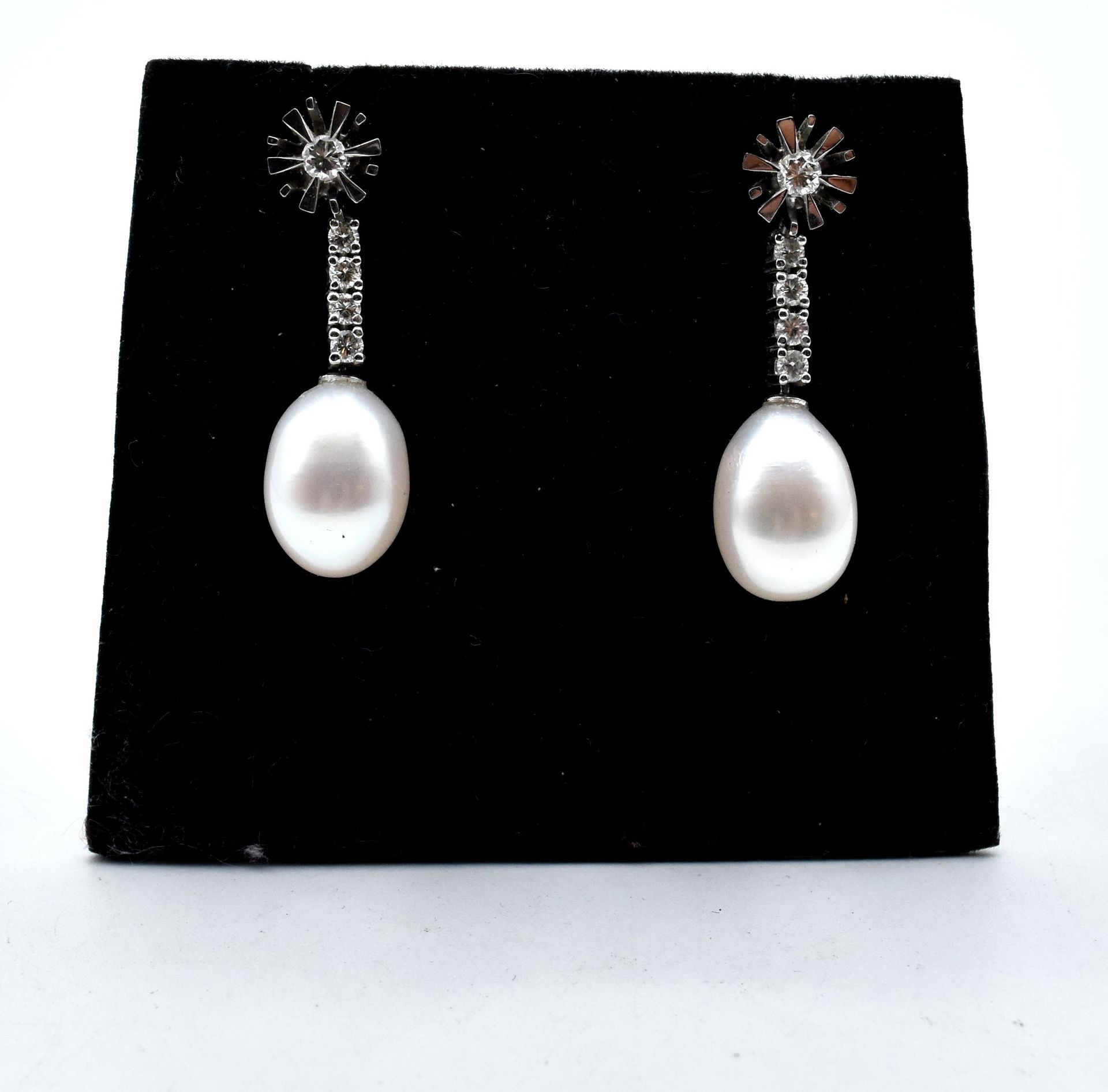 Null 2 boucles d'oreilles en or blanc 18 ct serties de 8 brillants +/- 0.32 ct, &hellip;