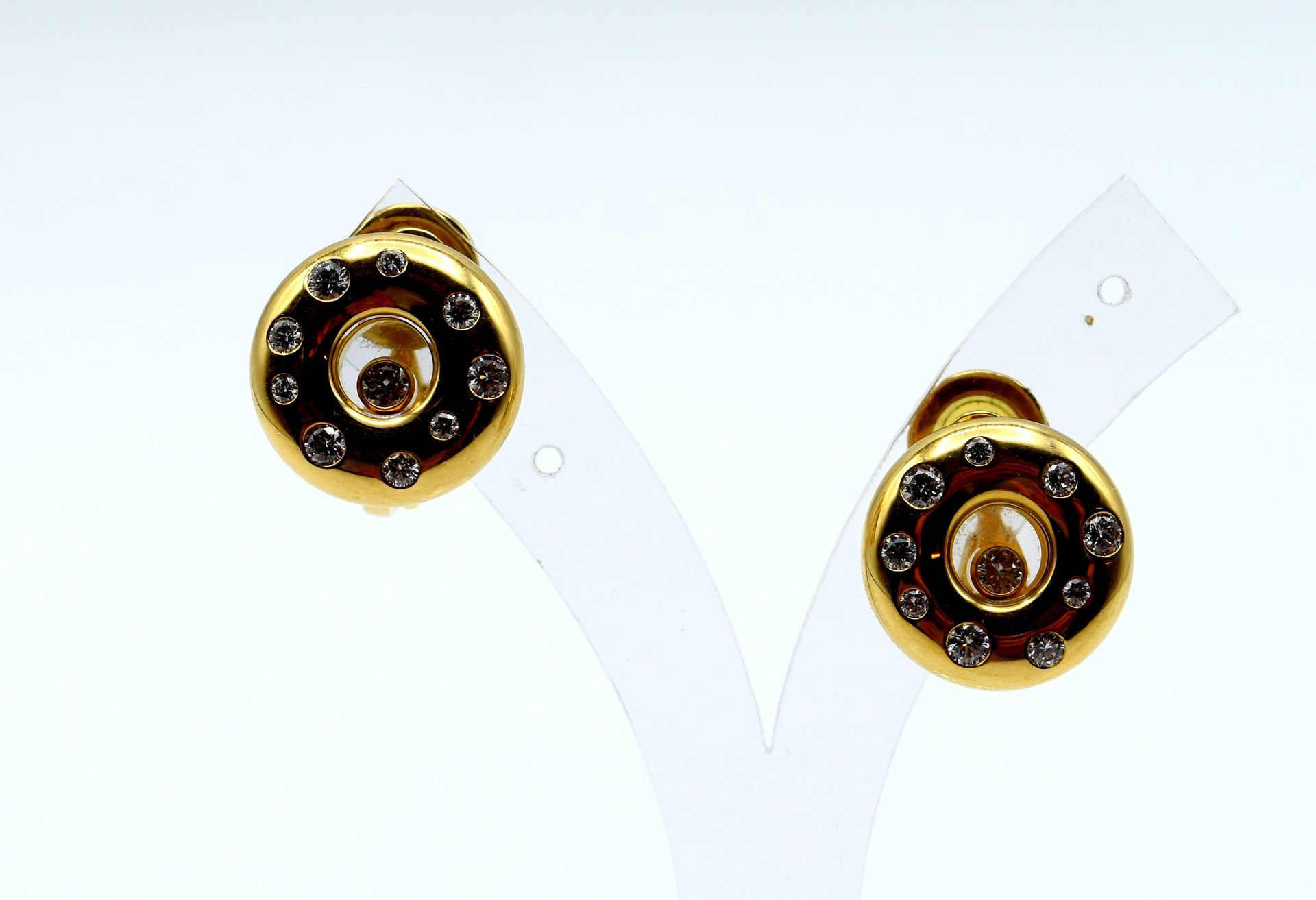 Null 2 boucles d'oreilles (clips) en or jaune 18 ct signées CHOPARD serties de 2&hellip;