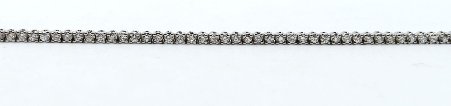 Null Bracelet en or blanc 18 ct serti de 83 brillants +/- 2.09 ct - 7.8 g (18 cm&hellip;