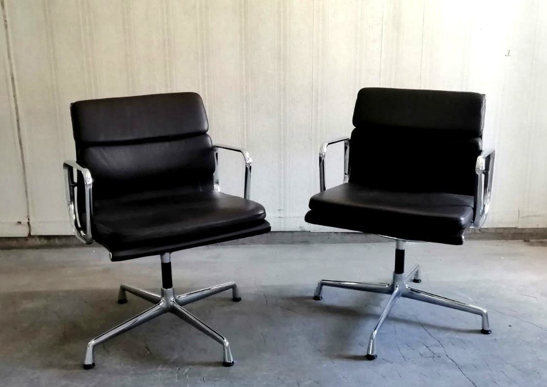 Null 6 chaises en métal chromé avec parties en cuir brun foncé Ray & Charles EAM&hellip;
