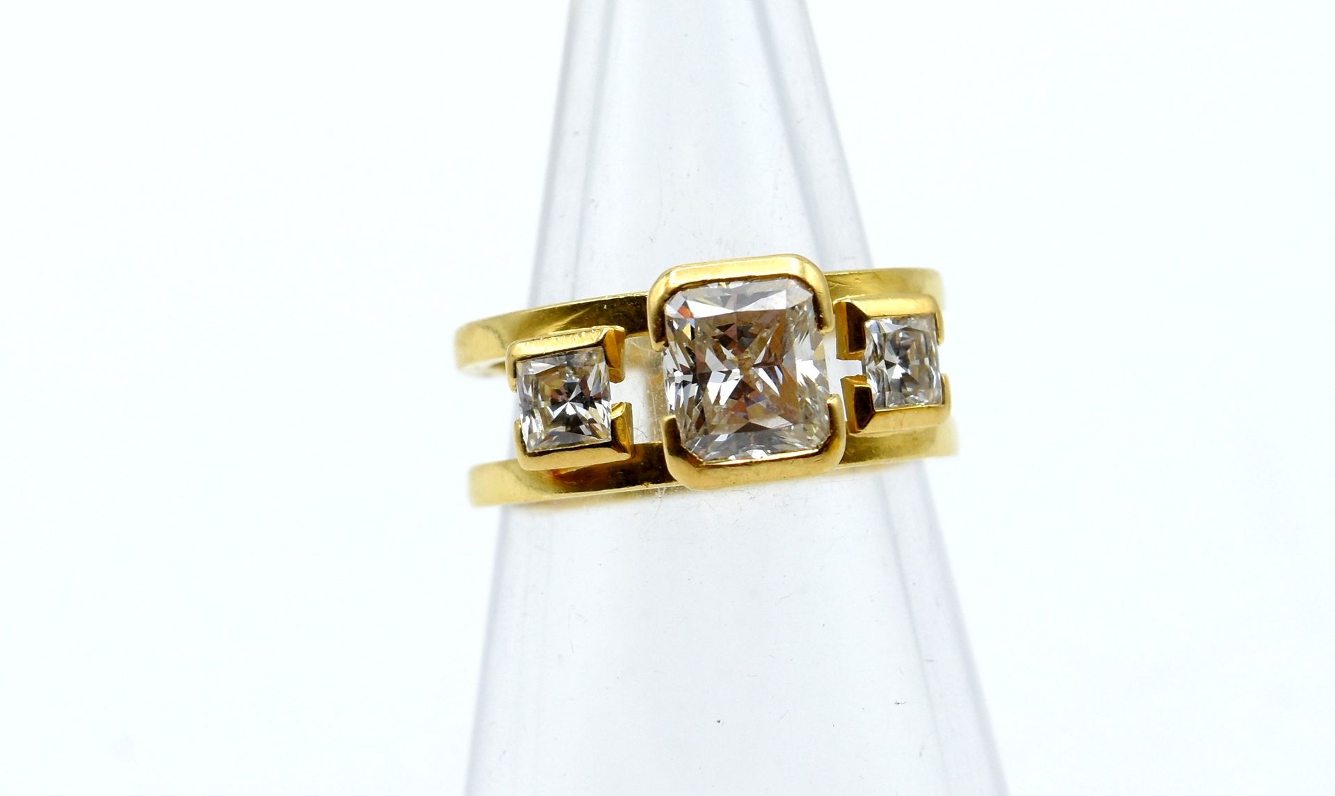 Null Bague en or jaune 18 ct sertie d'1 diamant taille radiant +/- 1.80 ct et 2 &hellip;