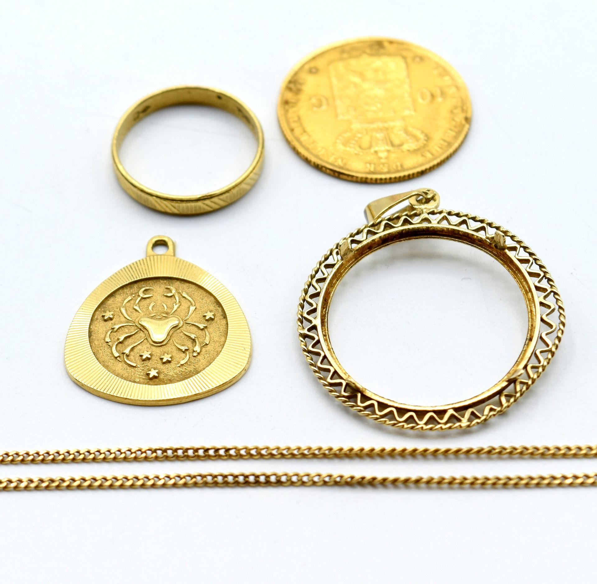 Null 18K黄金婚戒、项链和吊坠（个性化定制，缺少贝利耶尔，凹陷）-10.2克（尺寸：50）（66厘米）14K黄金吊坠（损坏，断裂）-2克+镀金散币Besc&hellip;
