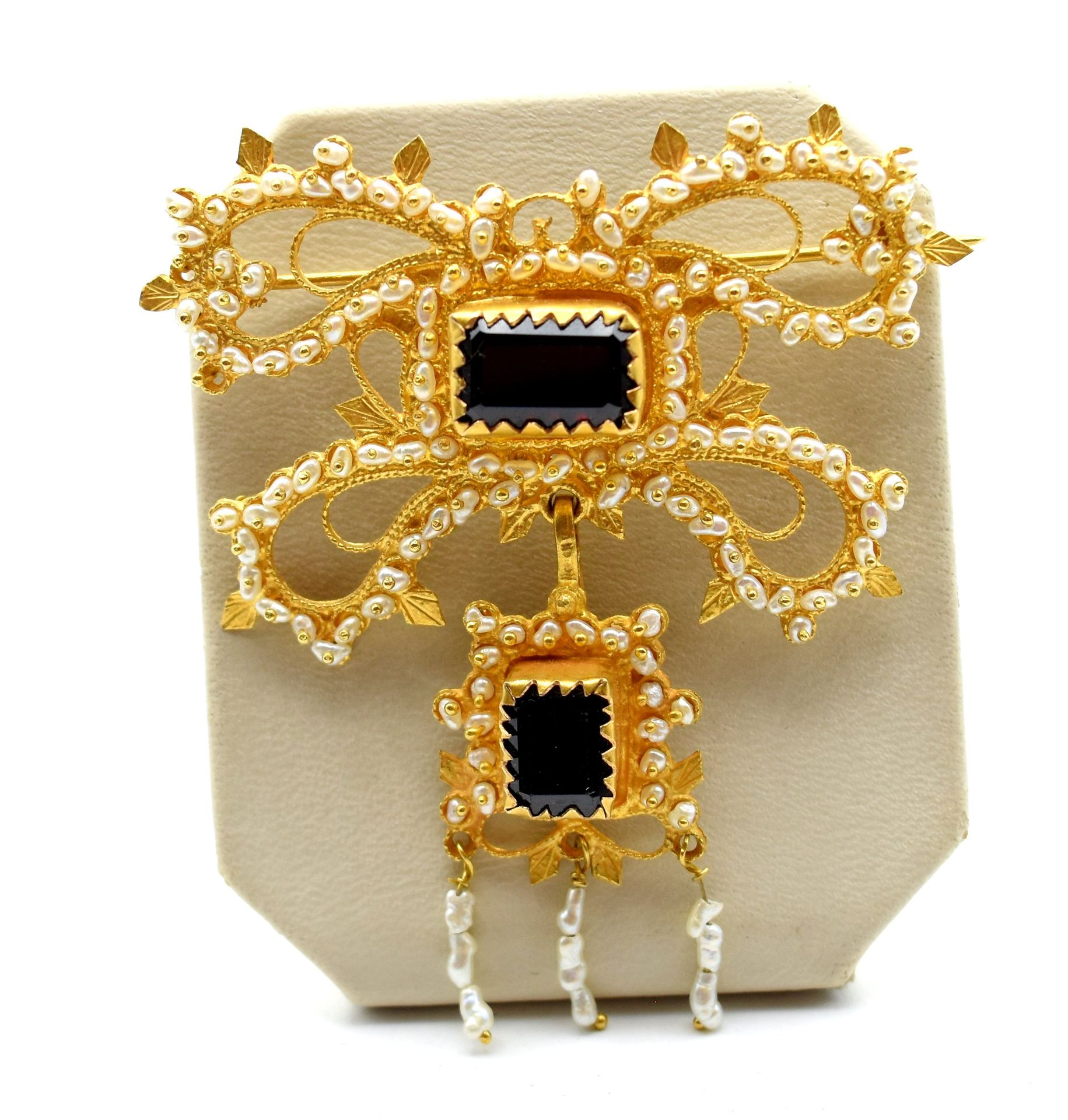 Null Broche en or jaune 18 ct sertie de perles (pierres de couleur, bosselée) - &hellip;