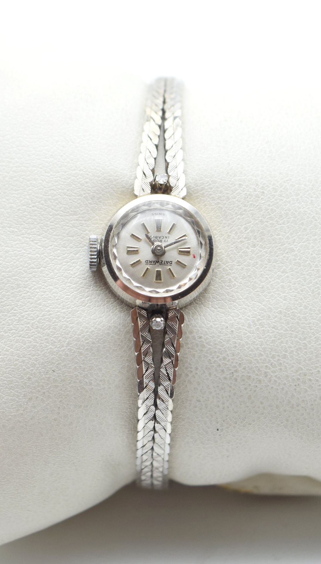 Null Bracelet-montre dame en or blanc 18 ct serti de 2 diamants taille 8/8 +/- 0&hellip;