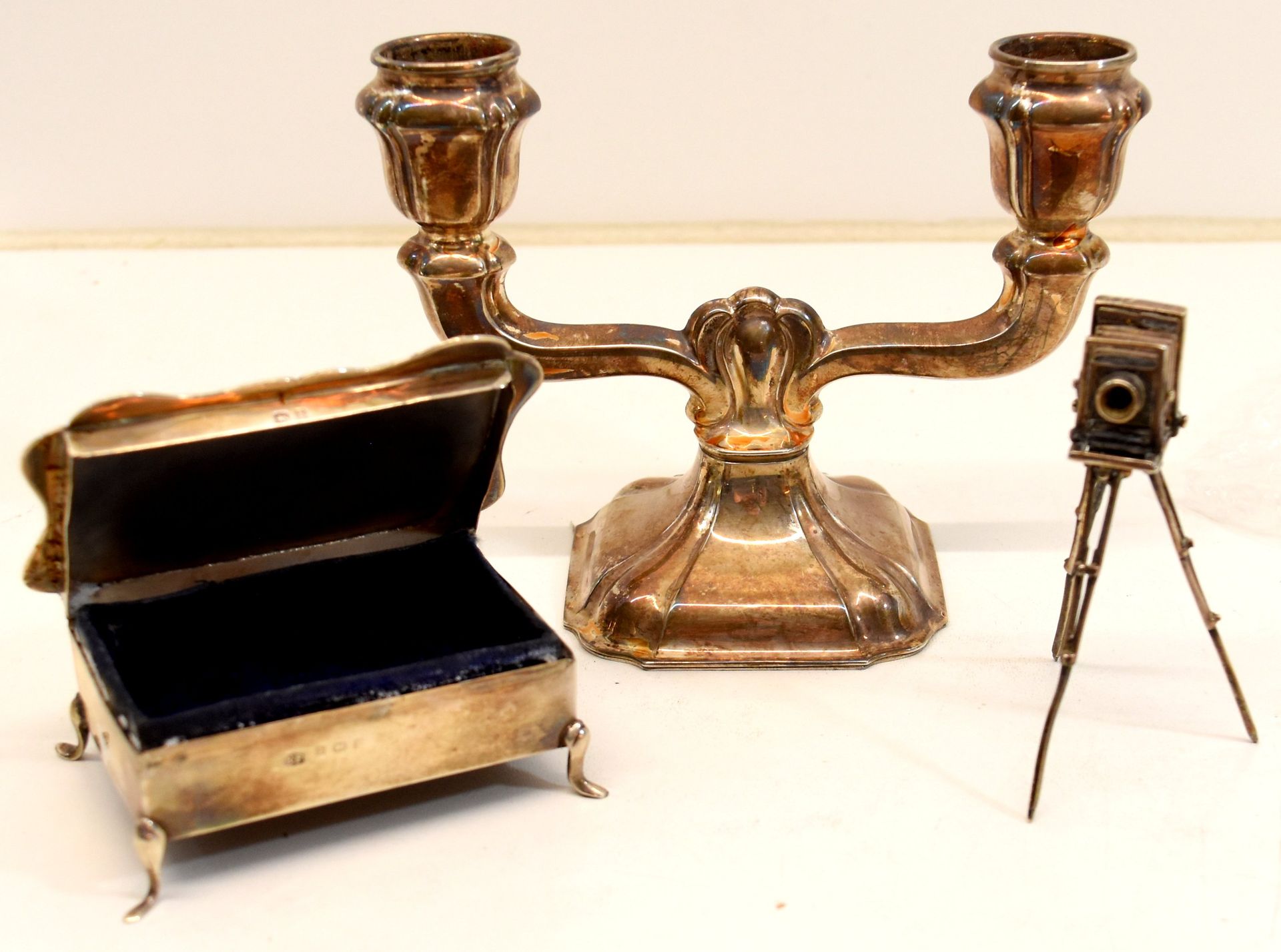 Null Candlestick, tobacco box and small display case in hallmarked silver (part &hellip;