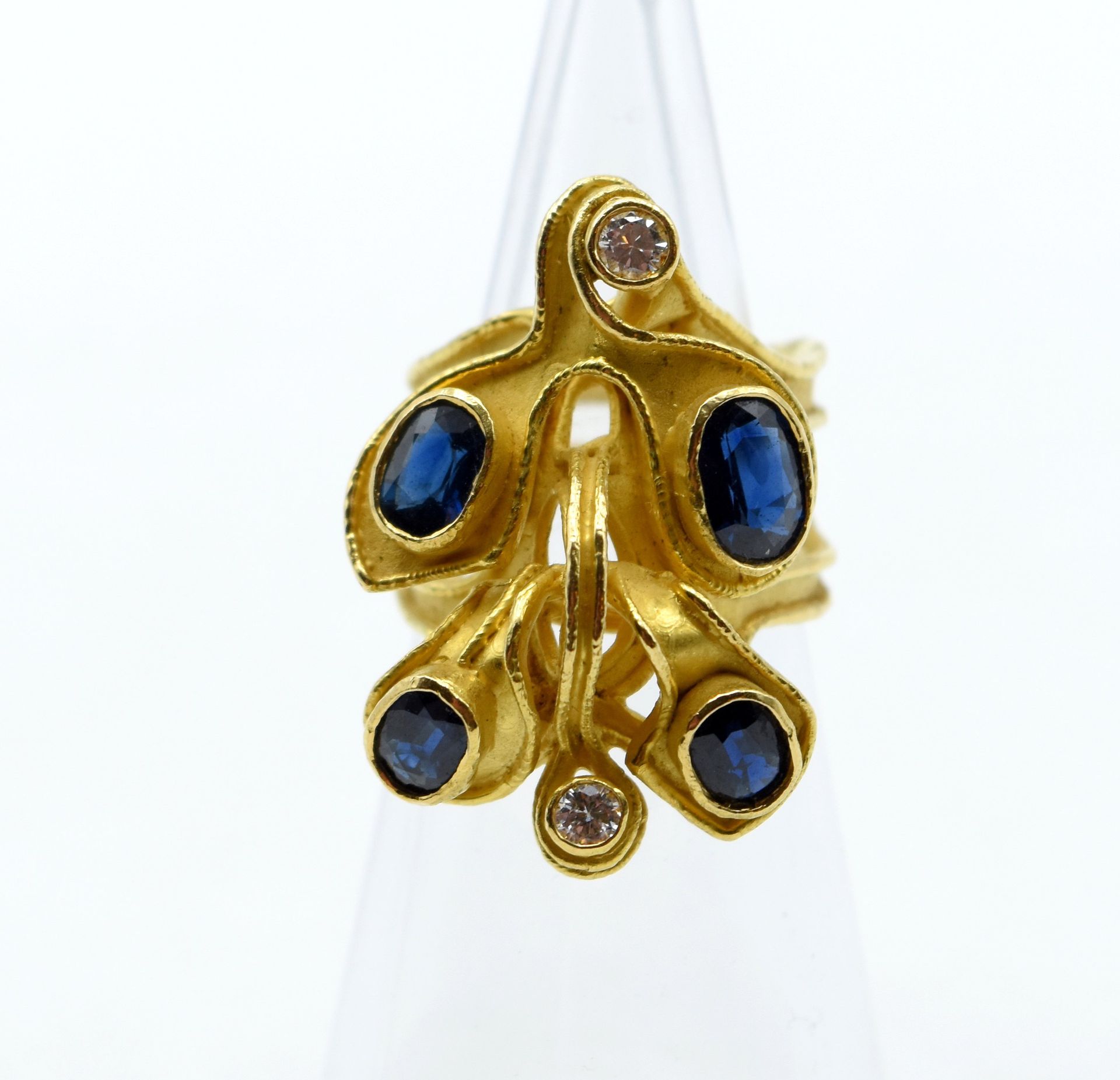 Null Ring in 18 kt yellow gold set with 2 brilliants +/- 0.30 ct and 4 sapphires&hellip;