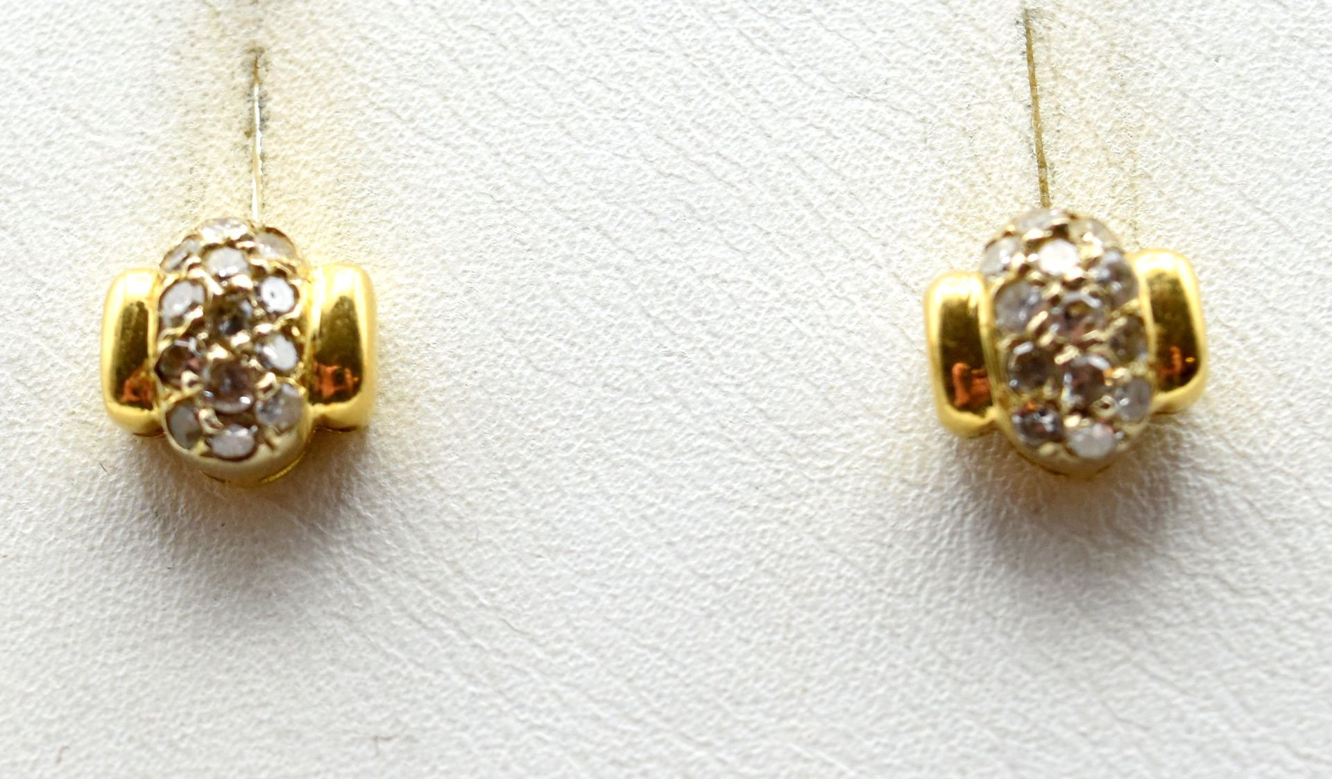 Null 2 boucles d'oreilles en or jaune et blanc 18 ct serties de 26 diamants tail&hellip;