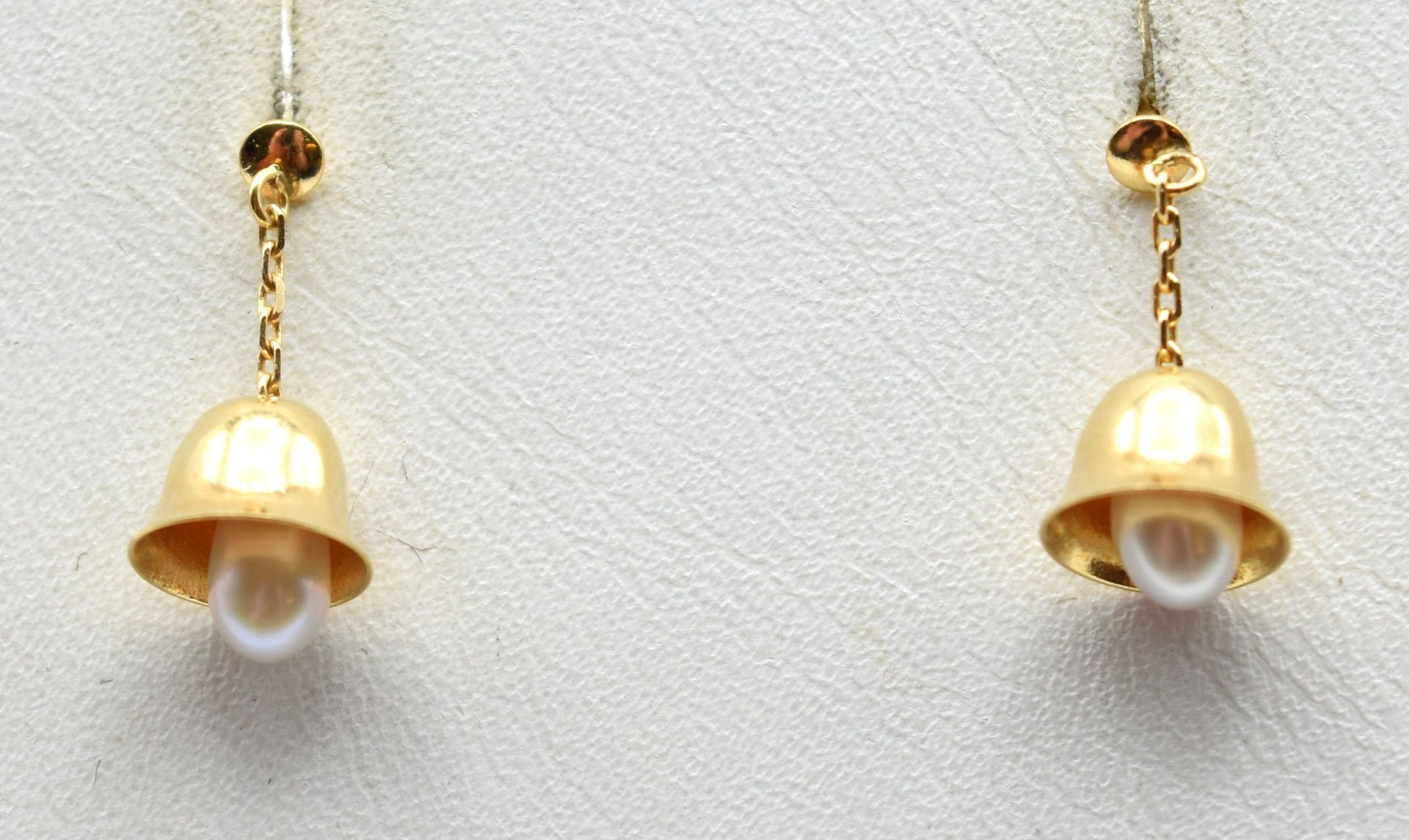 Null 2 boucles d'oreilles en or jaune 18 ct serties de 2 perles - 1.4 g brut \nB&hellip;