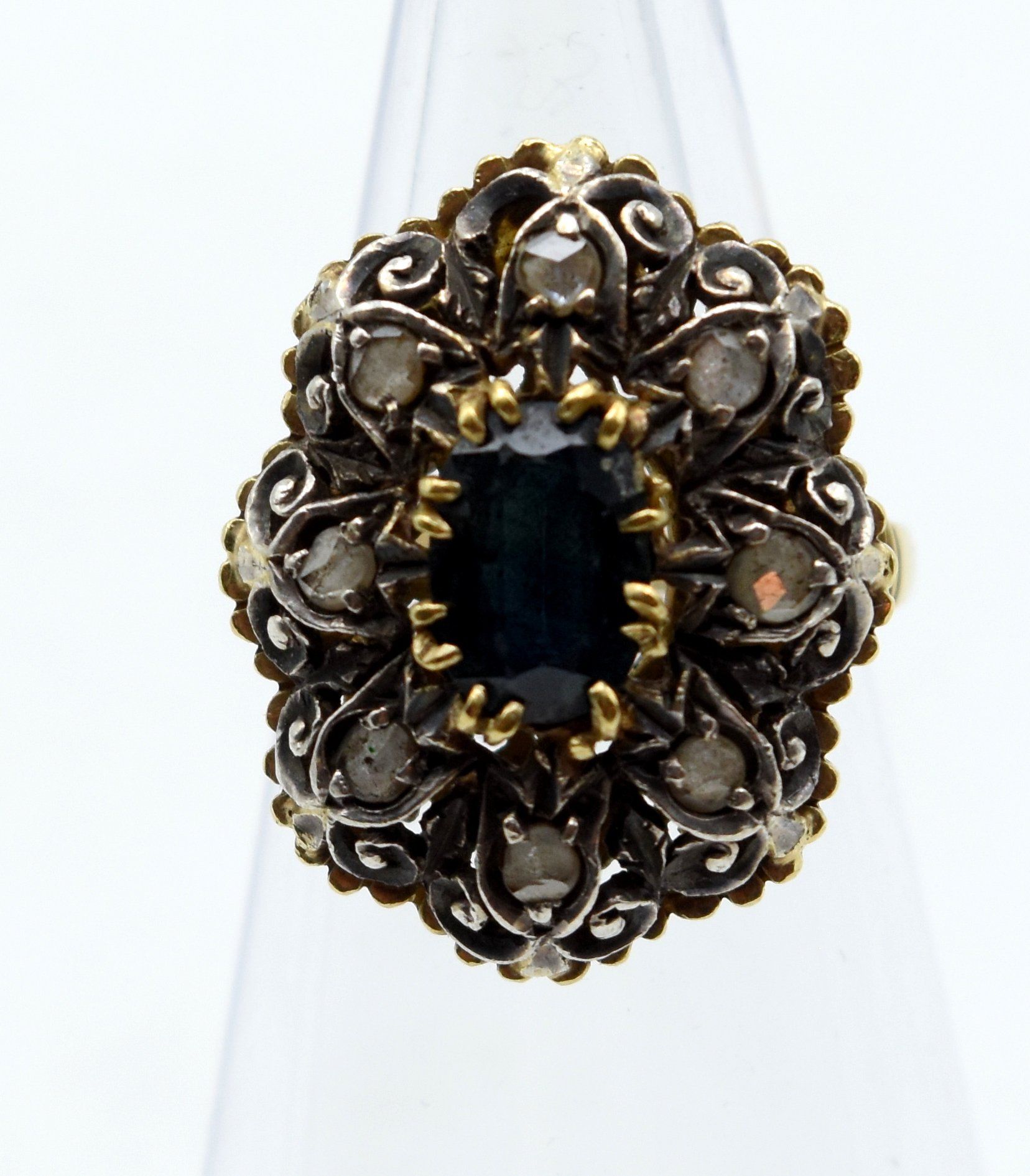 Null Ring in 18 kt Gelbgold mit Silberteilen besetzt mit Diamantrosen und 1 Saph&hellip;