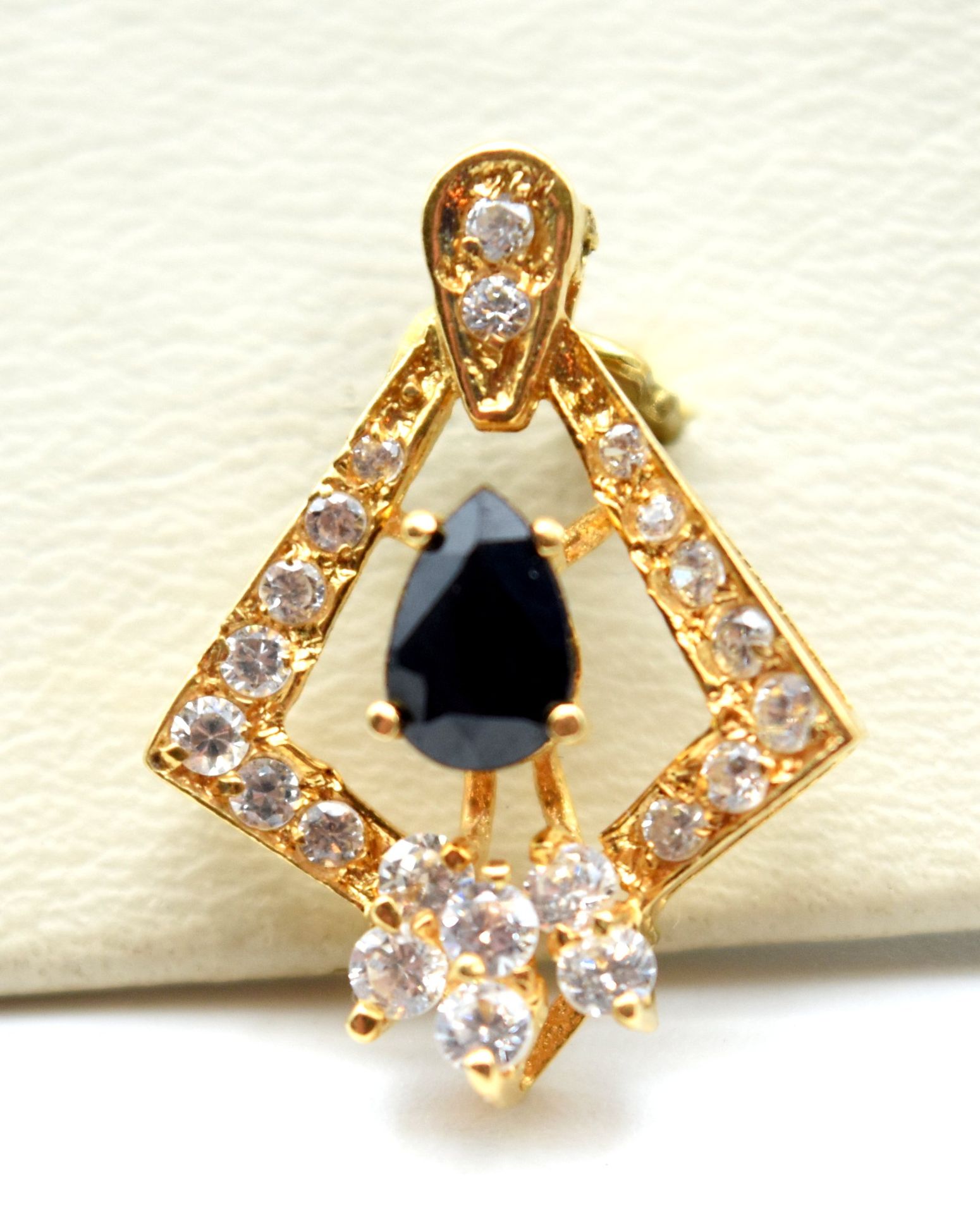 Null Pendant in 18 ct yellow gold (fake stones, coloured stone) - 2.3 g \nBeschr&hellip;