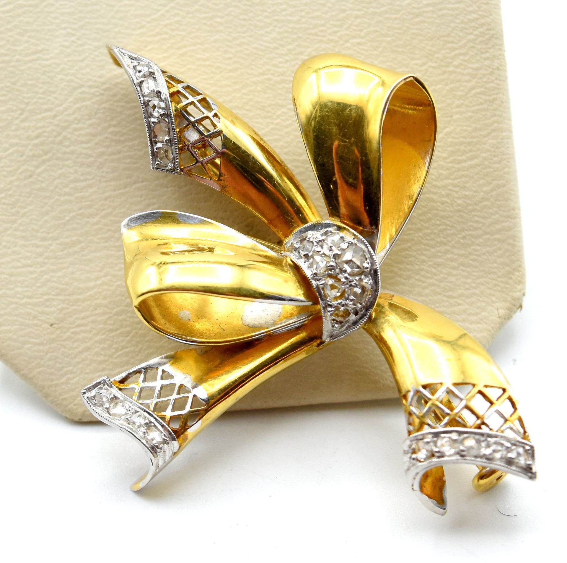 Null Brooch in 18 ct yellow gold and silver set with diamond roses - 9.4 g \nBes&hellip;