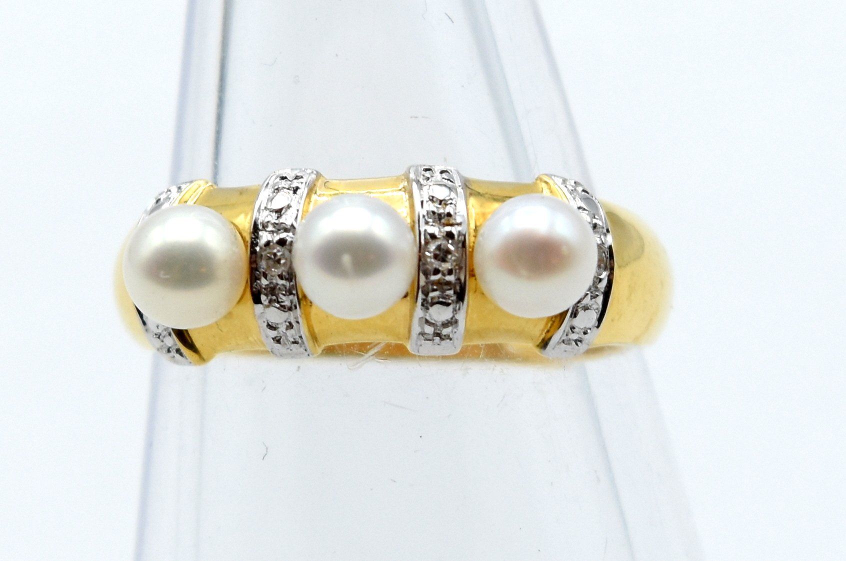 Null 18K黄金和白金戒指，镶嵌4颗钻石8/8 +/- 0.04克拉和3颗珍珠 - 总重2.9克（尺寸：52）Beschrijving in het Ned&hellip;