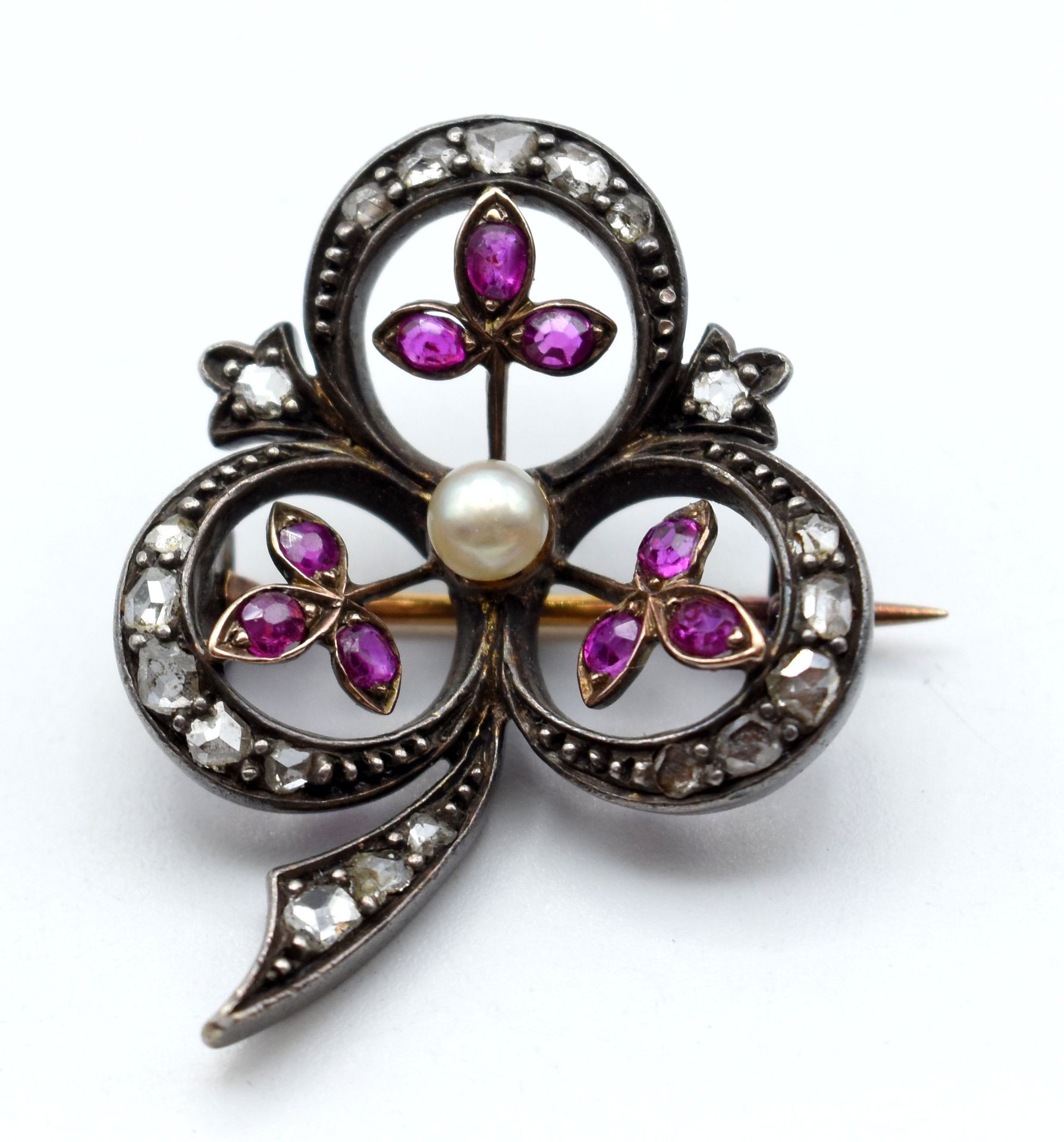 Null Brooch in 18 ct yellow gold and silver set with diamond roses and pearl (co&hellip;