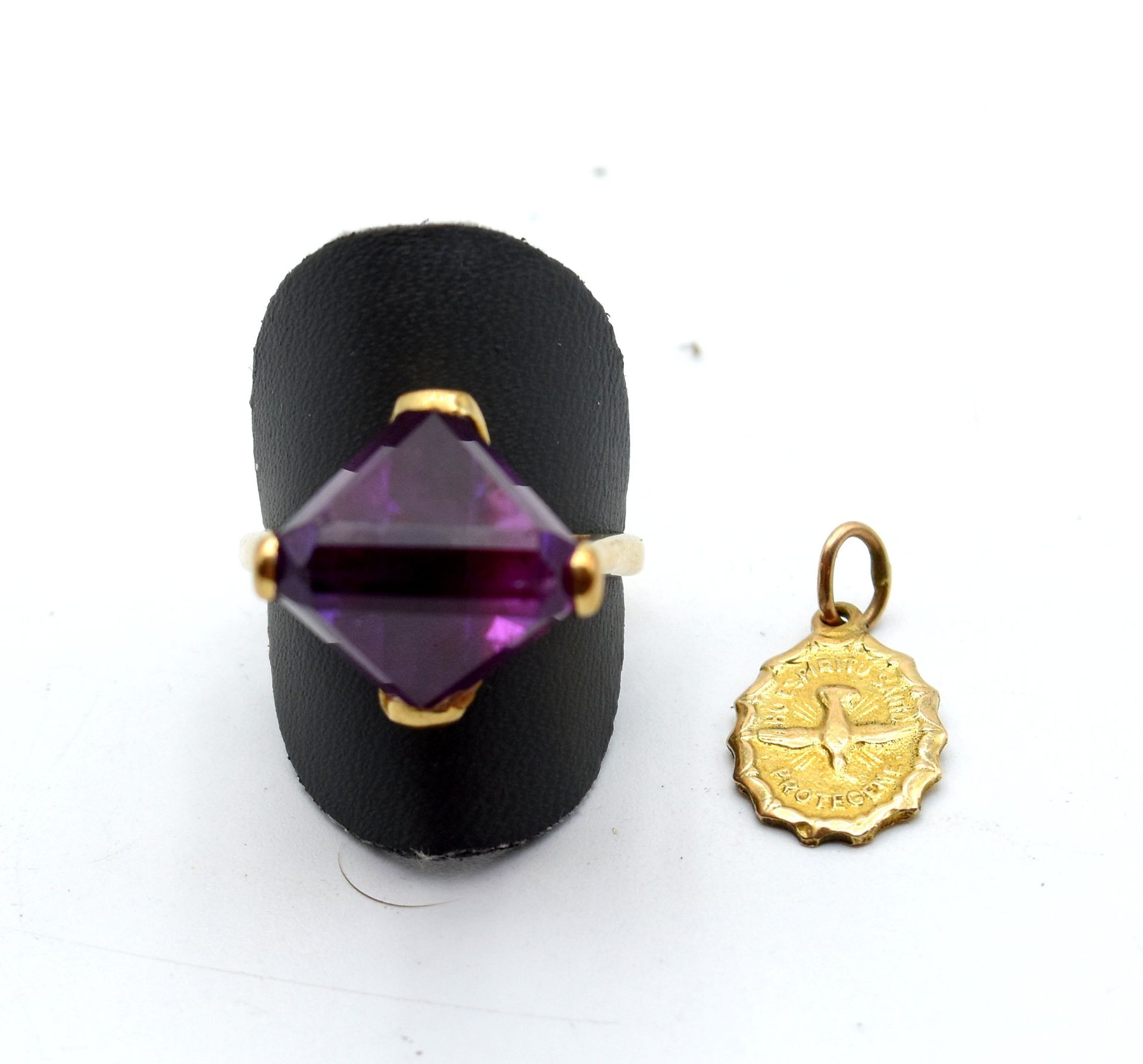 Null Ring and pendant in 9 kt yellow gold (coloured stone, stone slightly chippe&hellip;