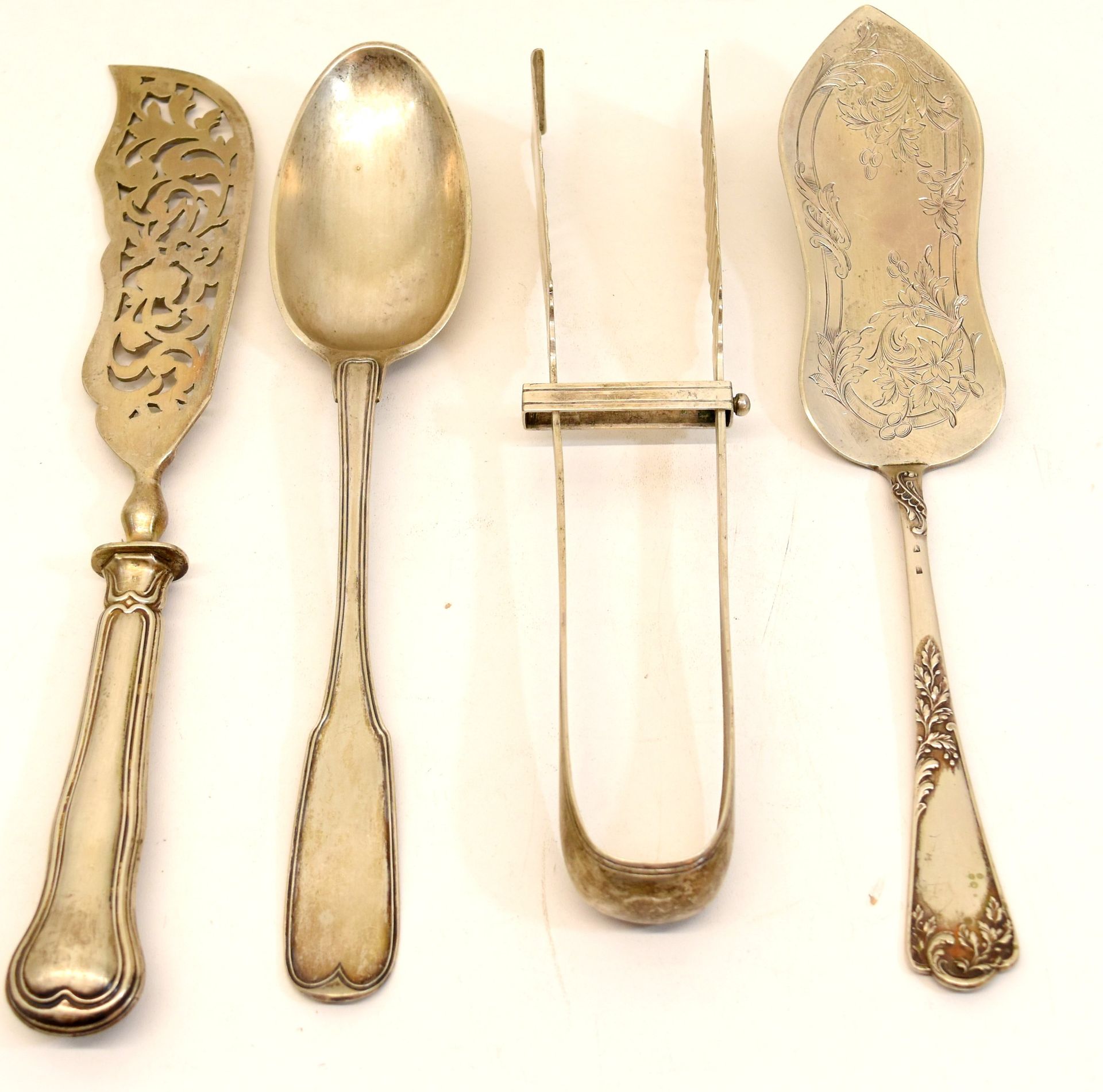 Null 1 serving shovel and 1 serving spoon hallmarked (damaged) - 243.2 g 1 silve&hellip;