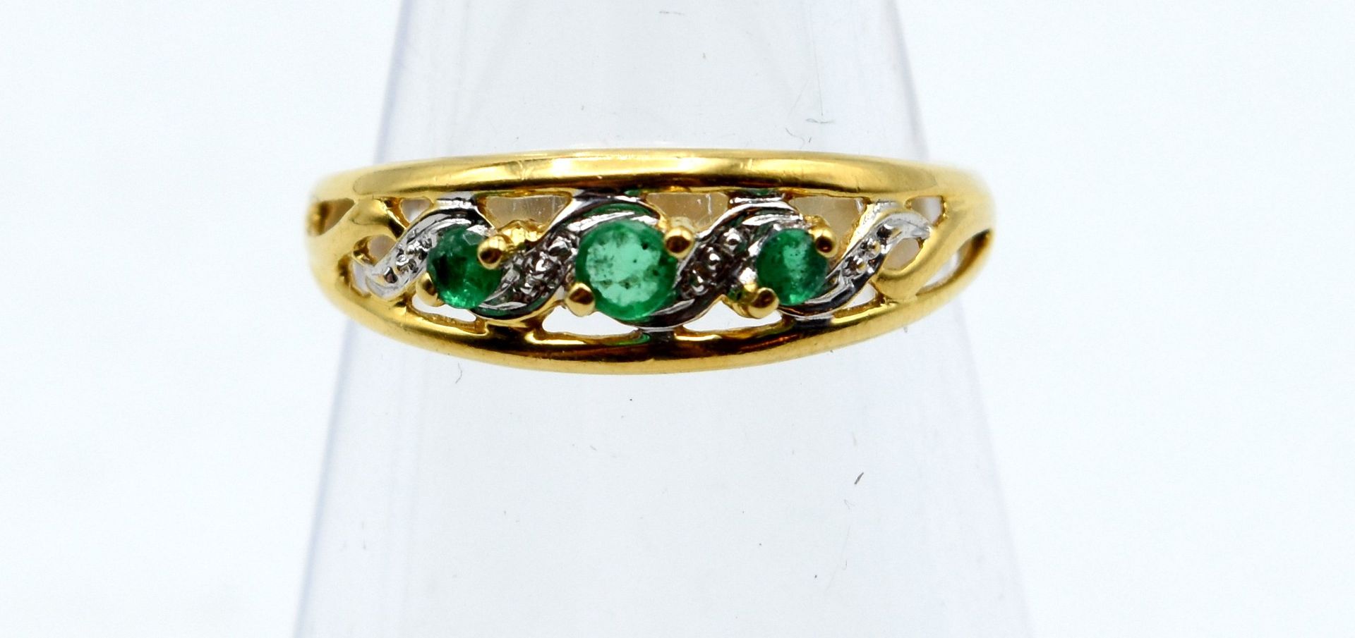 Null Ring in 18 kt Gelb- und Weißgold mit 3 Smaragden (beschädigte Steine) beset&hellip;