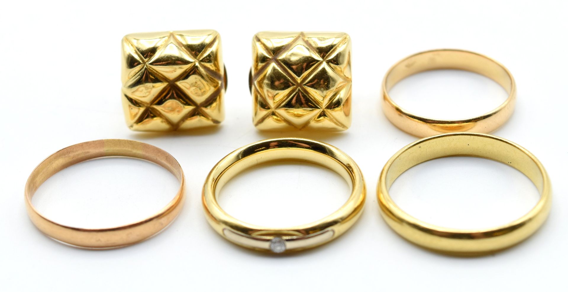 Null 4个结婚戒指和2个耳环，18K黄金和白金，镶有1颗明亮型宝石+/- 0.07克拉（碎石，凹痕）- 21.8克（尺寸：56.5，58.5，63和66。5&hellip;