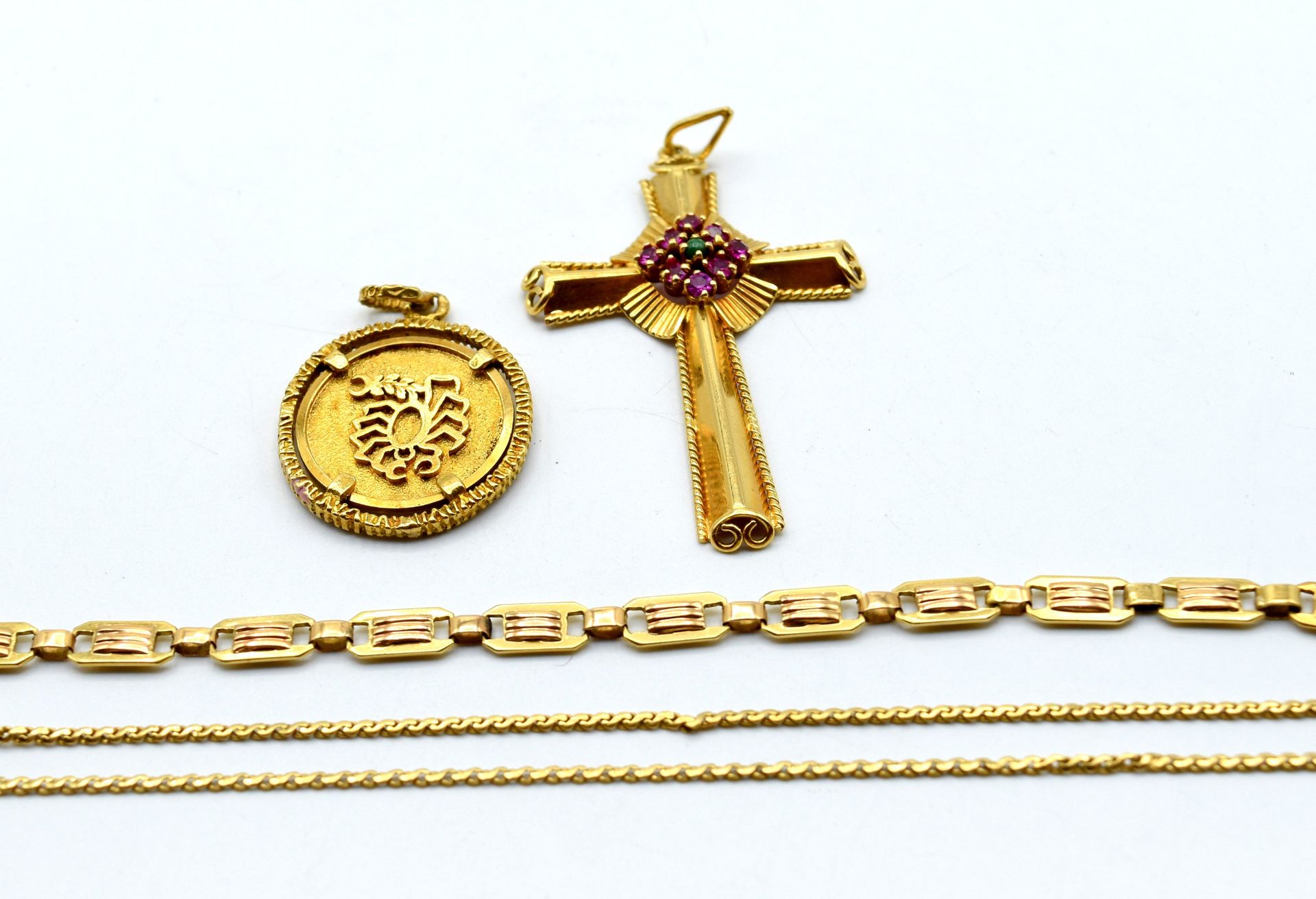 Null 18K黄金项链、手镯、吊坠和十字架（有色宝石、凹陷、破损）--19.3克（32和18厘米）Beschrijving in het Nederlands&hellip;