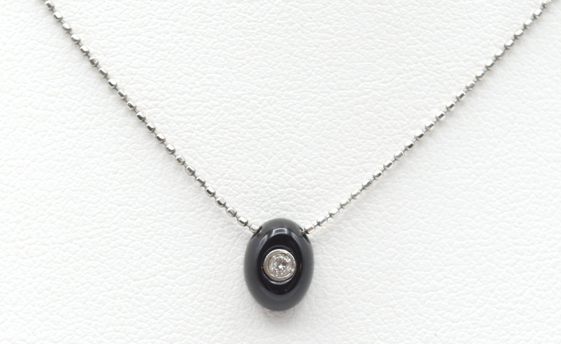 Null Necklace in 18 ct white gold with onyx pendant set with 1 brilliant +/- 0.0&hellip;