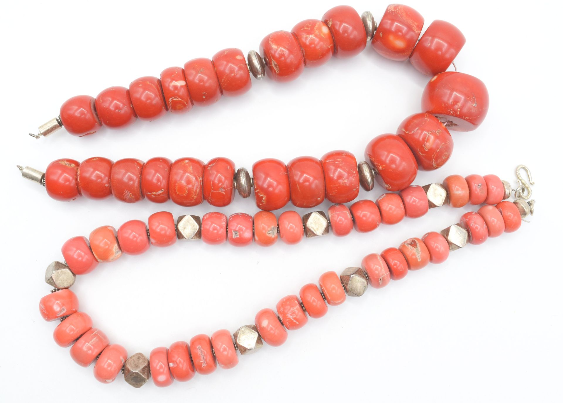 Null 2 coral necklaces with silver parts and clasp (1 clasp missing) (51 & 44 cm&hellip;