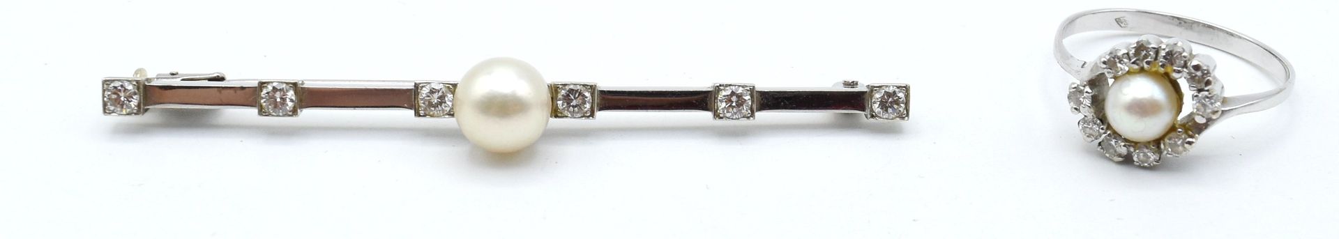 Null 18K白金戒指和胸针，镶嵌16颗钻石+/-0.70克拉和2颗珍珠--毛重9克（尺寸：60

在荷兰的描述。

 18K纯银戒指和支架，有16个铜环+/&hellip;