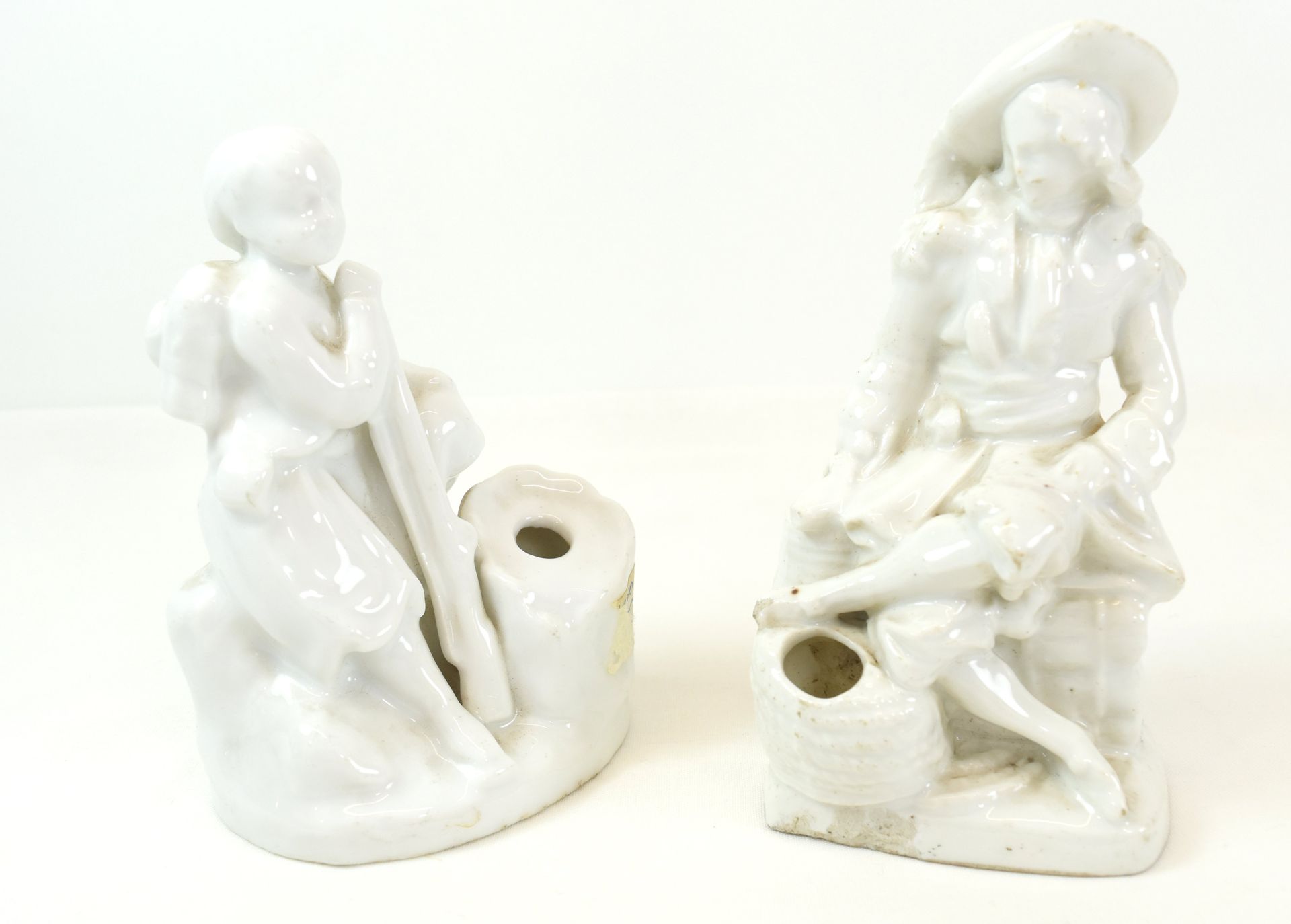 Null 2 encriers en porcelaine blanche (abîmé) (14 x 7.5 cm & 13 x 9 cm) 

Beschr&hellip;