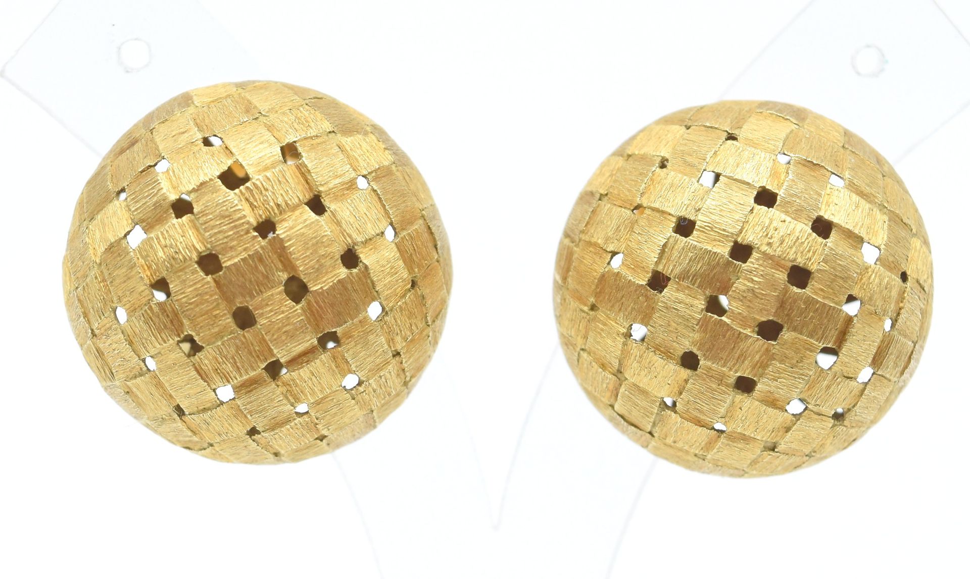 Null 2个18K黄金耳环 - 12.3克

在荷兰的描述。

 2个装在18K特制玻璃瓶中的硬币 - 12.3克