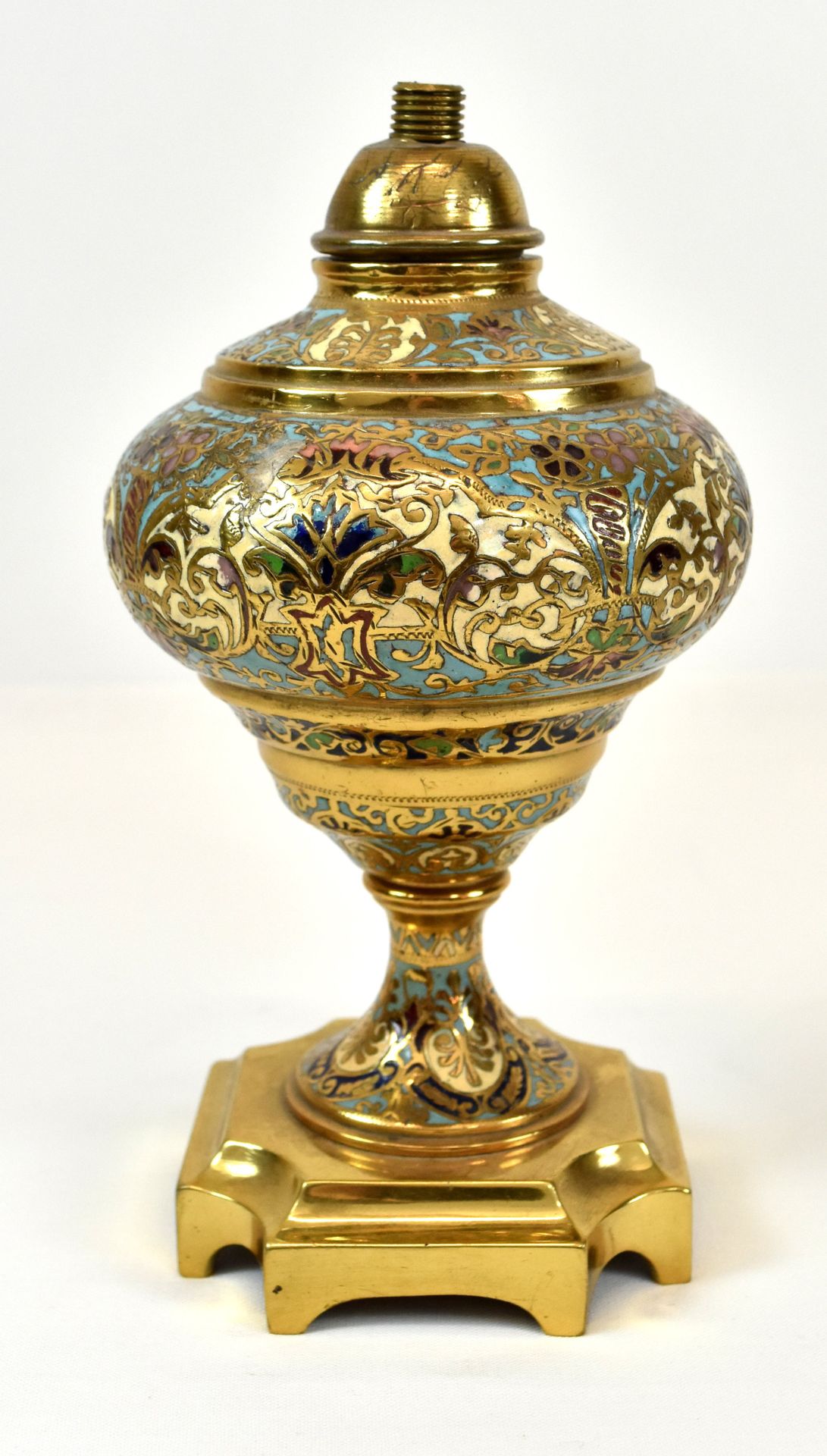 Null Lampe en bronze cloisonné (bosselée, morceau manque) (18 x 8 cm) 

Beschrij&hellip;