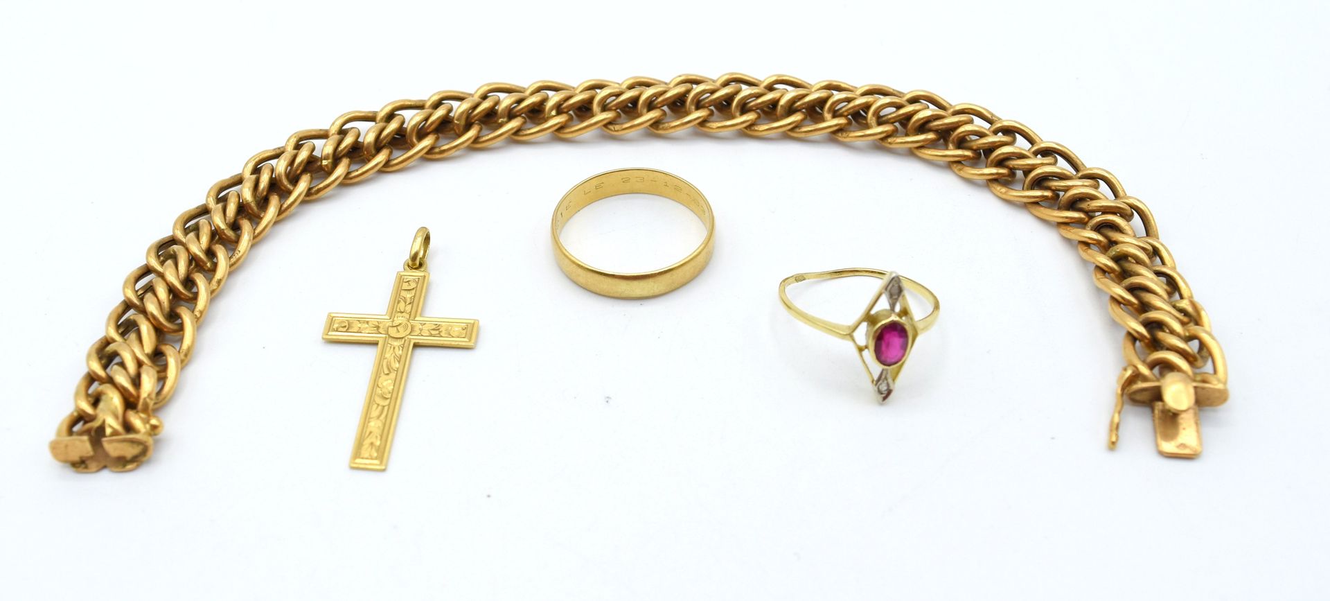 Null 结婚戒指、戒指、十字架和手镯，18K黄金和白金，镶嵌钻石碎片（彩色宝石，雕刻，浮雕）-21.6克（尺寸：59和53）（20.5厘米

在荷兰的描述。
&hellip;