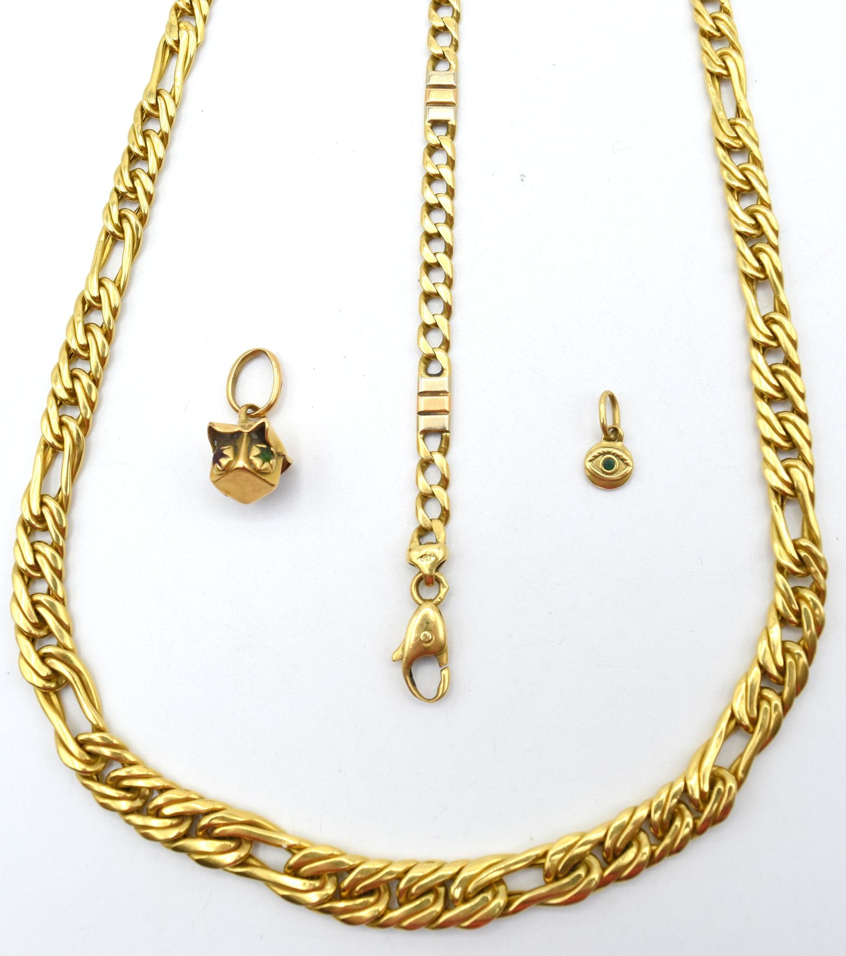 Null 18K金项链、2个吊坠和手镯（有色宝石、缺失的宝石、凹痕）-33.7克（21和46厘米

在荷兰的描述。

 臂章、2个衣架和18K 3-kleure&hellip;
