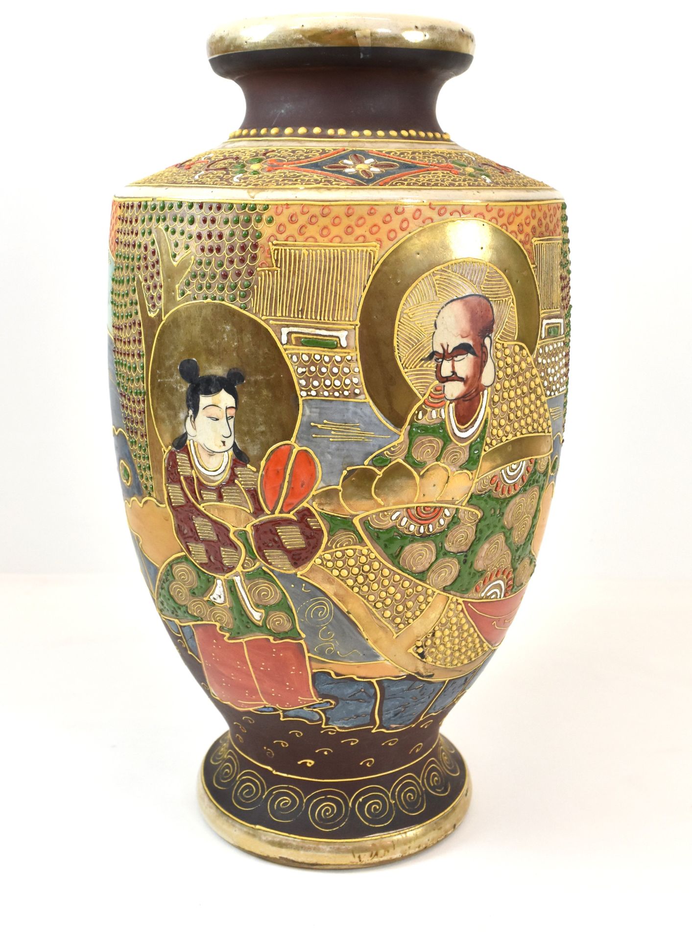 Null 萨摩（日本）的多色陶器花瓶（高：34厘米，直径：10.5厘米

在荷兰的描述。

 日本萨摩园的多孔板（高：35厘米，直径：10.5厘米