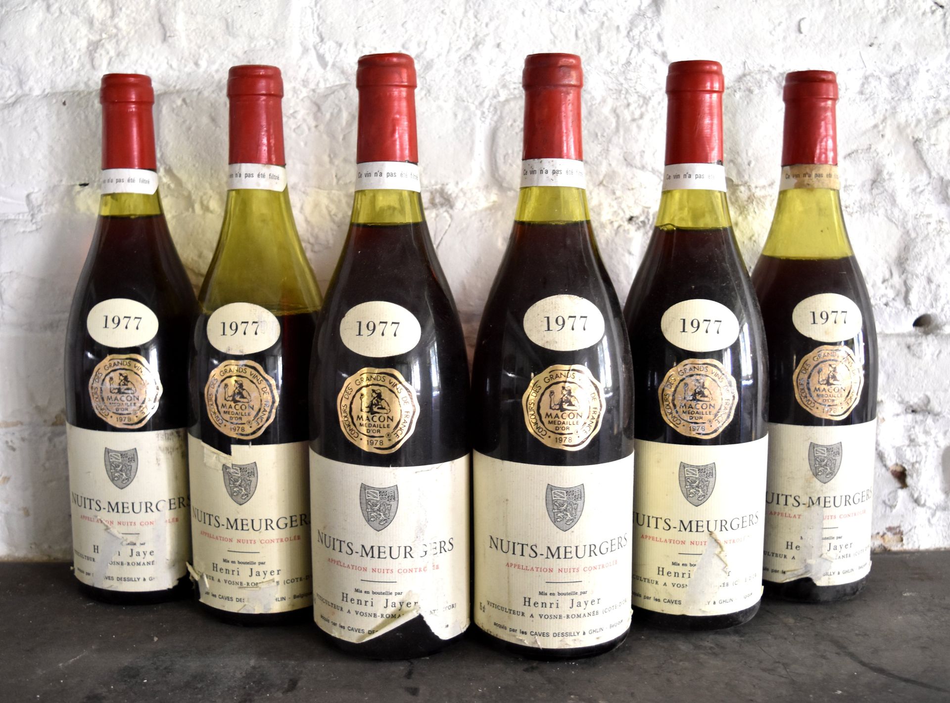 Null 6 bottles of red wine Nuits-Meugers Henri Jayer Vosne-Romanée - 1977 (damag&hellip;