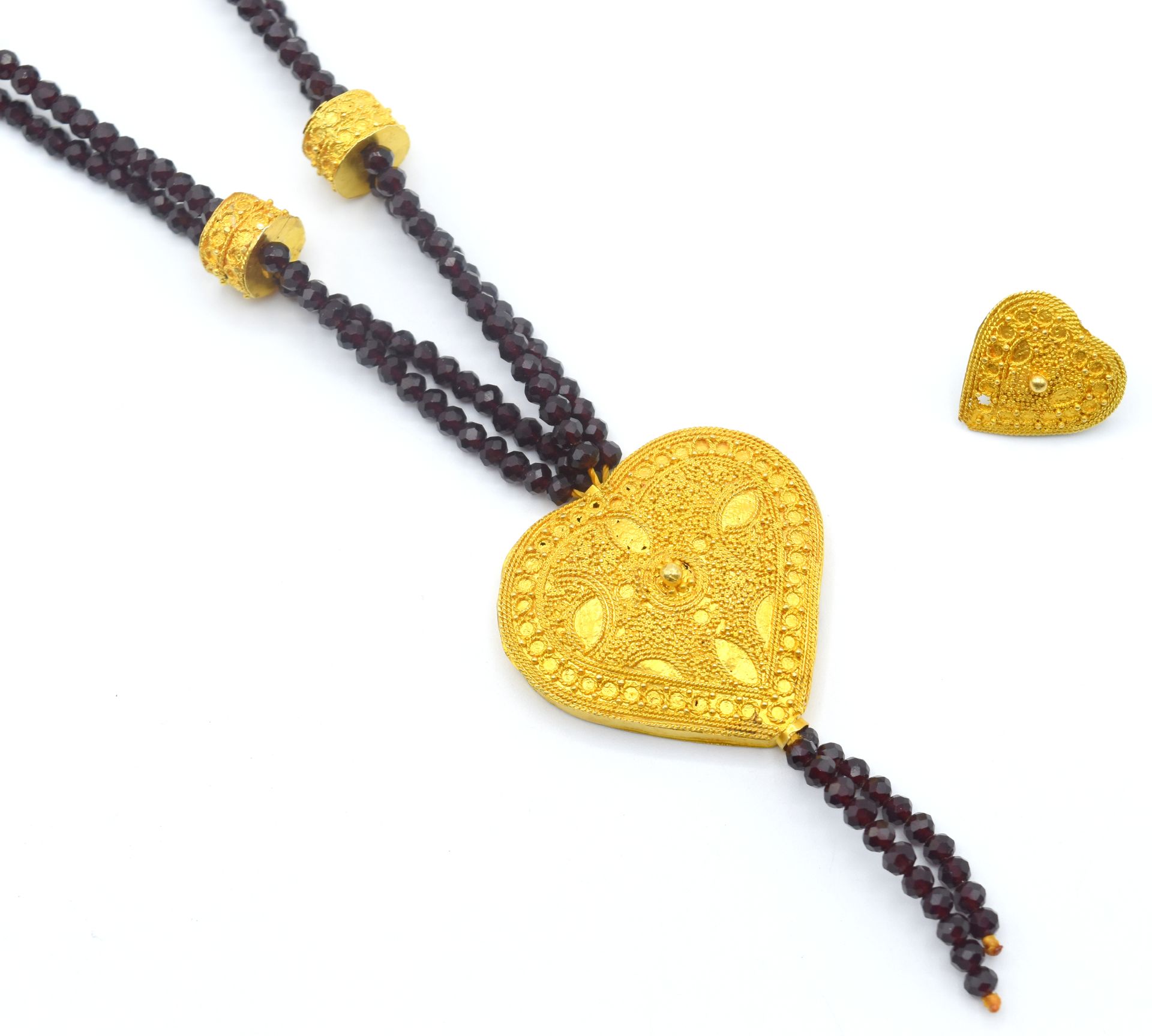 Null 18K黄金项链（带吊坠和部件）和1个18K黄金耳环（彩色宝石，损坏，凹陷，金属扣）- 总重32.4克（54厘米

NL :

 Halsketting&hellip;