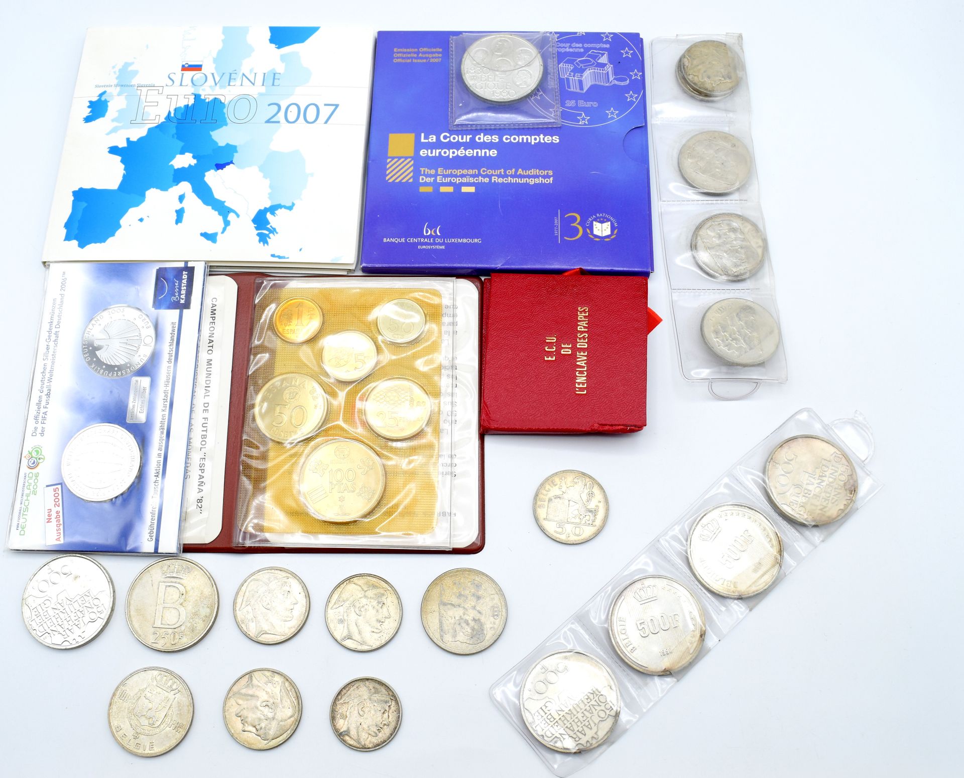 Null Lot von 36 Münzen und Gedenkmünzen aus Metall + Zertifikate. 

NL:

 Lot va&hellip;