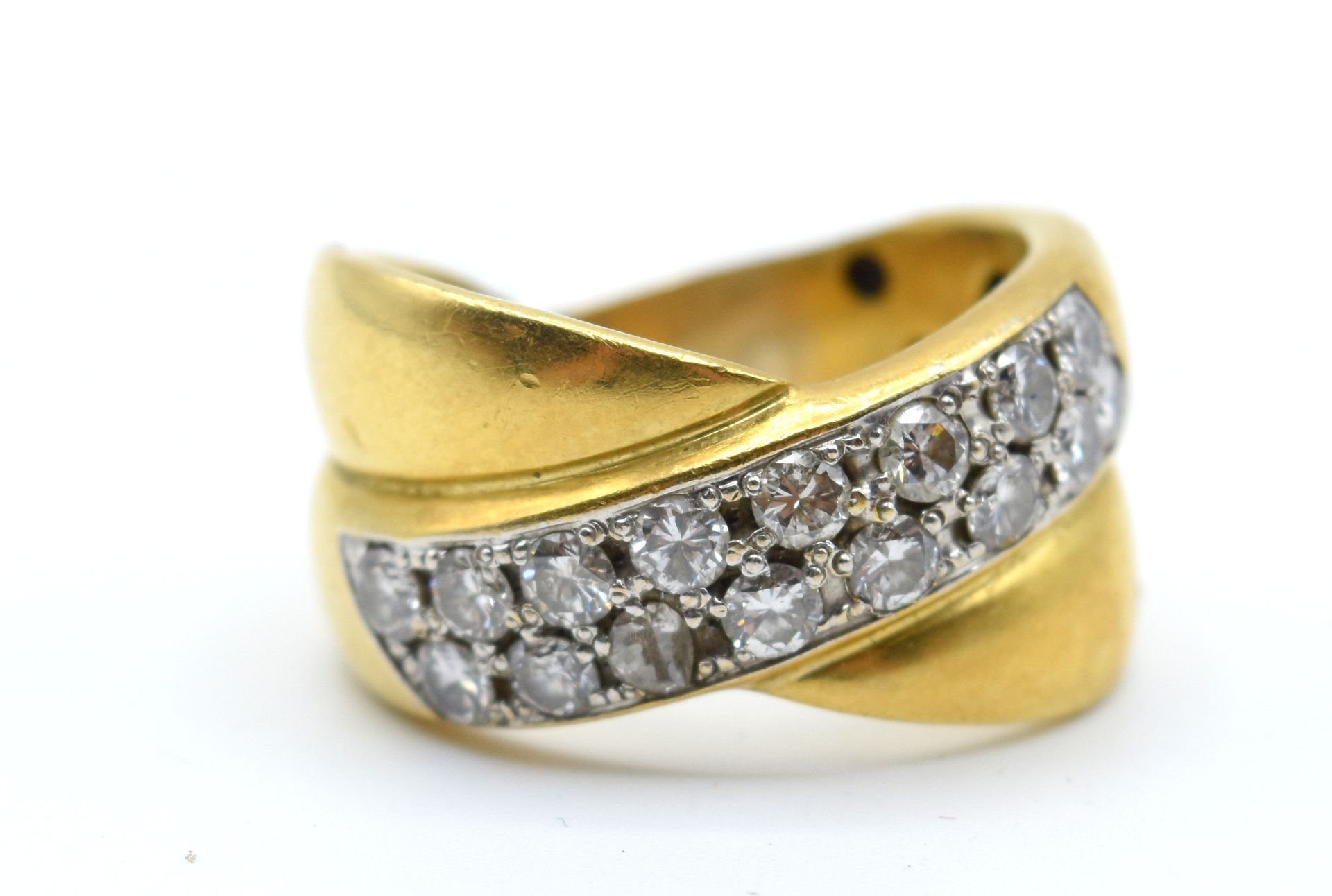Null 18K黄金和白金戒指，镶嵌16颗钻石+/-1.20克拉（损坏、凹陷、碎石）-12.5克（尺寸：59）

NL :

 镶嵌在18K几何和机身上的戒指，&hellip;